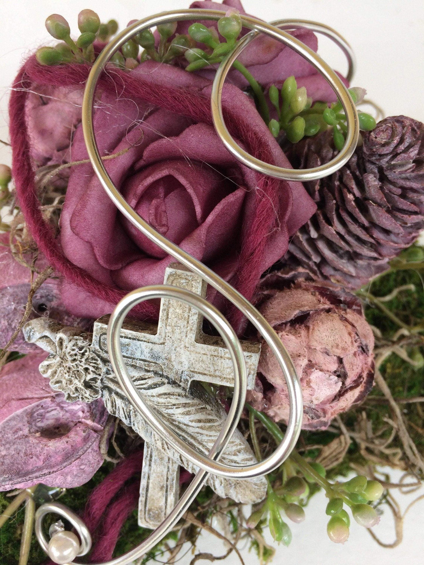 Grabgesteck Grabschmuck Gesteck Grab Allerheiligen Winterlich Weihnachten Herz Moosherz Rose Grave Arrangument grave flowers longlasting – handgemacht aus Seiden- und Kunstblumen, langlebig & pflegeleicht von SarahsFlowerStudio