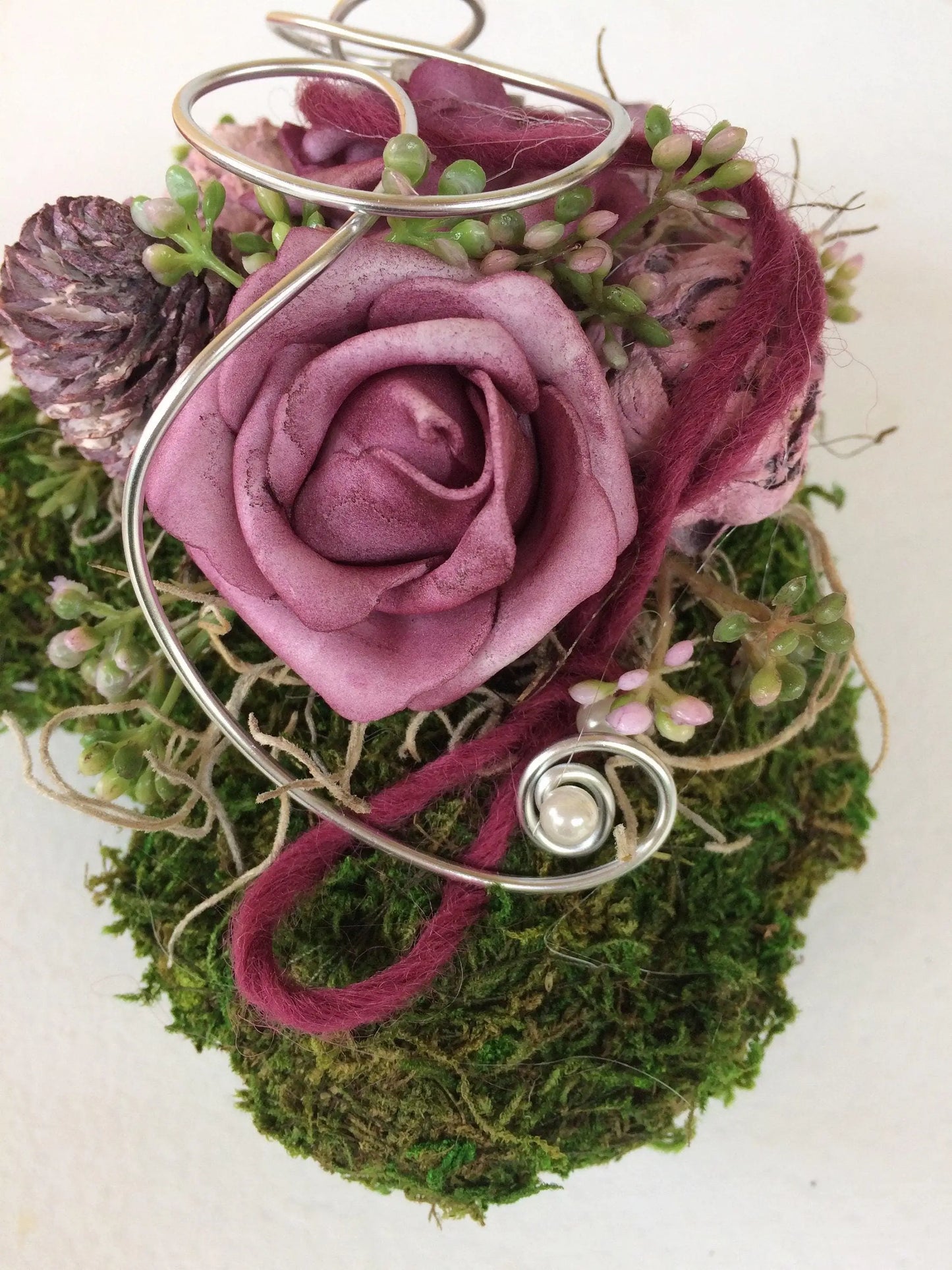 Grabgesteck Grabschmuck Gesteck Grab Allerheiligen Winterlich Weihnachten Herz Moosherz Rose Grave Arrangument grave flowers longlasting – handgemacht aus Seiden- und Kunstblumen, langlebig & pflegeleicht von SarahsFlowerStudio