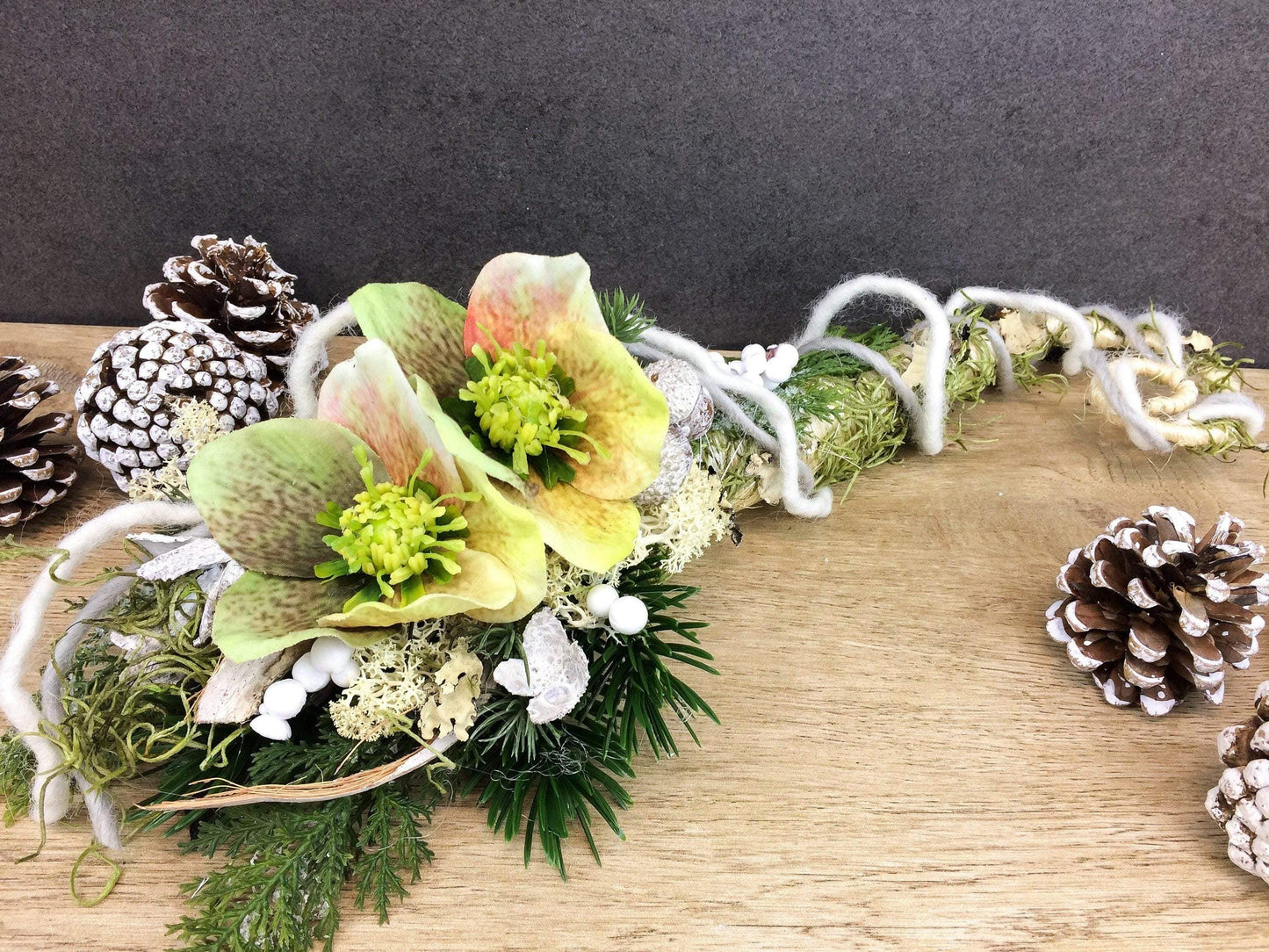 Grabgesteck zum legen Grabstrauß Liege Bukett Rose zum legen Allerheiligen Wachsrosen Wachsrose Islandmoos Christrosen Rosen Grabdekoration – handgemacht aus Seiden- und Kunstblumen, langlebig & pflegeleicht von SarahsFlowerStudio