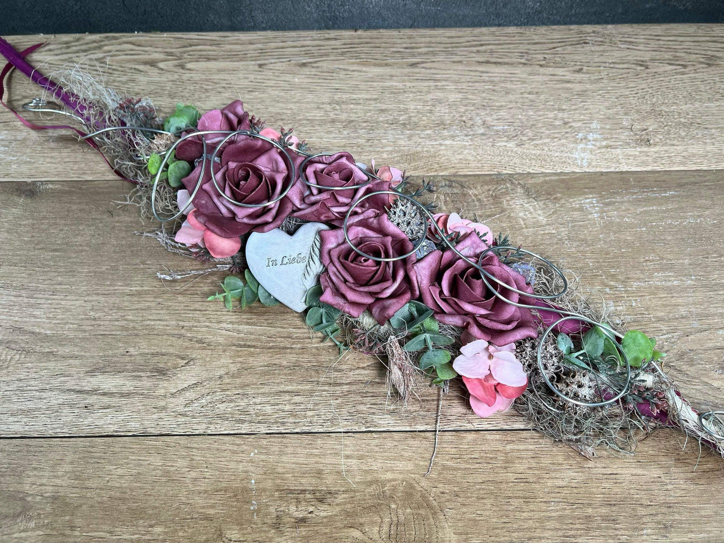 Grabgesteck zum legen Liege Bukett Rose zum legen Allerheiligen Rosen Grabdekoration Herz In Liebe mit Feder Grabschmuck Grab Grabstrauß – handgemacht aus Seiden- und Kunstblumen, langlebig & pflegeleicht von SarahsFlowerStudio