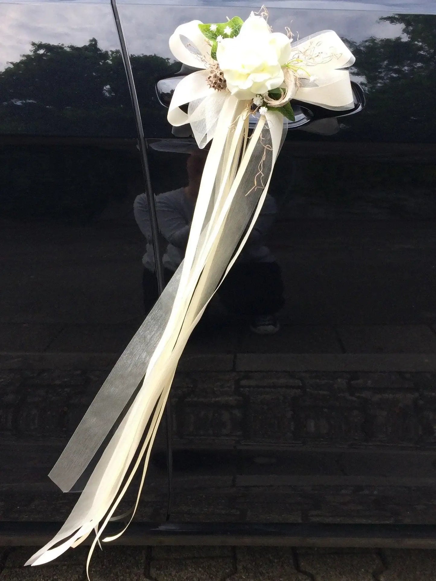 2 Autoschleifen für Seitenspiegel Kirchenbank in Wunschfarbe große Schleife Dekoration Rose – handgemacht aus Seiden- und Kunstblumen, langlebig & pflegeleicht von SarahsFlowerStudio