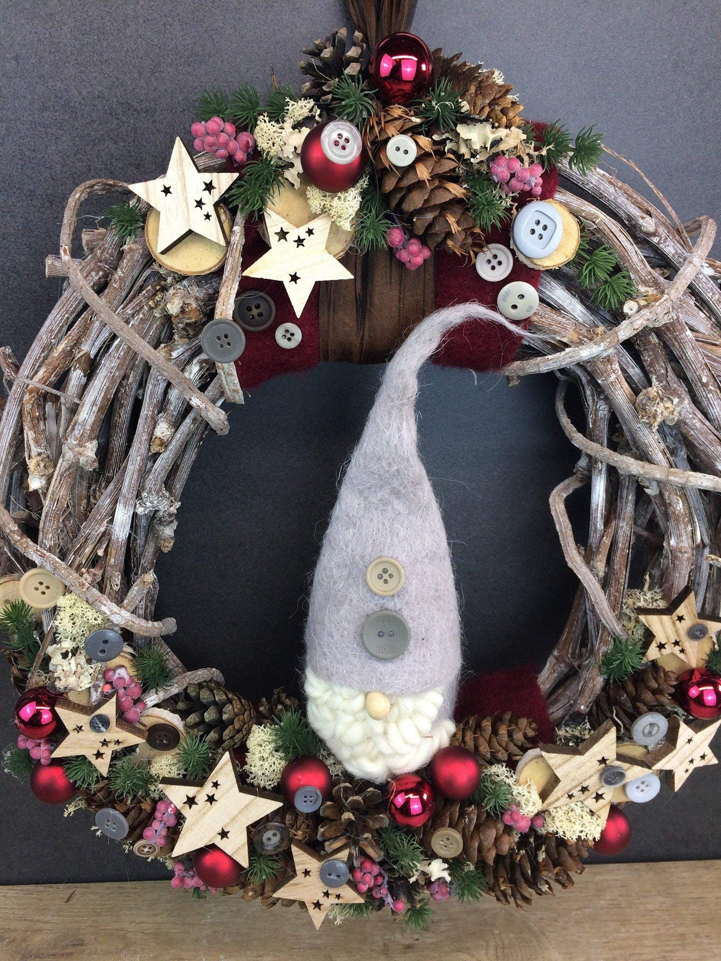 Advent Türkranz Türdeko Türschmuck Weihnachten Weidenkranz Wichtel 40cm – handgemacht aus Seiden- und Kunstblumen, langlebig & pflegeleicht von SarahsFlowerStudio