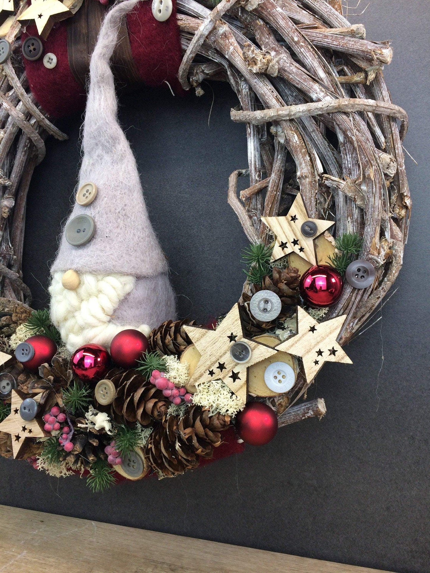 Advent Türkranz Türdeko Türschmuck Weihnachten Weidenkranz Wichtel 40cm – handgemacht aus Seiden- und Kunstblumen, langlebig & pflegeleicht von SarahsFlowerStudio