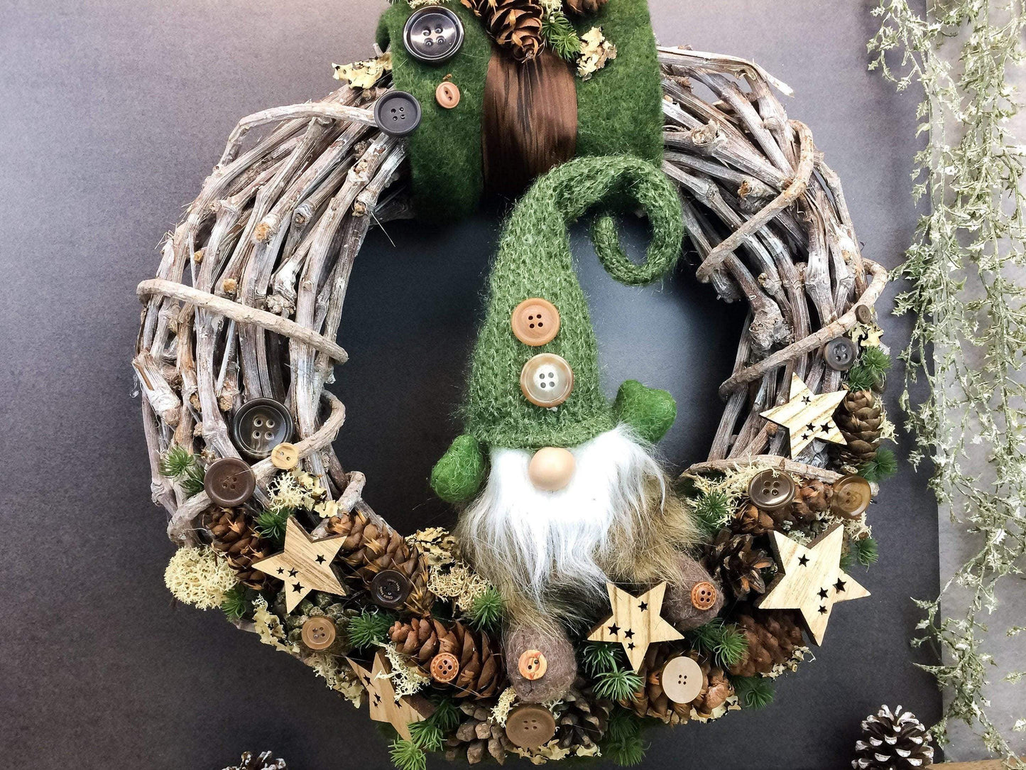 Advent Türkranz Türdeko Türschmuck Weihnachten Weidenkranz Wichtel 40cm – handgemacht aus Seiden- und Kunstblumen, langlebig & pflegeleicht von SarahsFlowerStudio