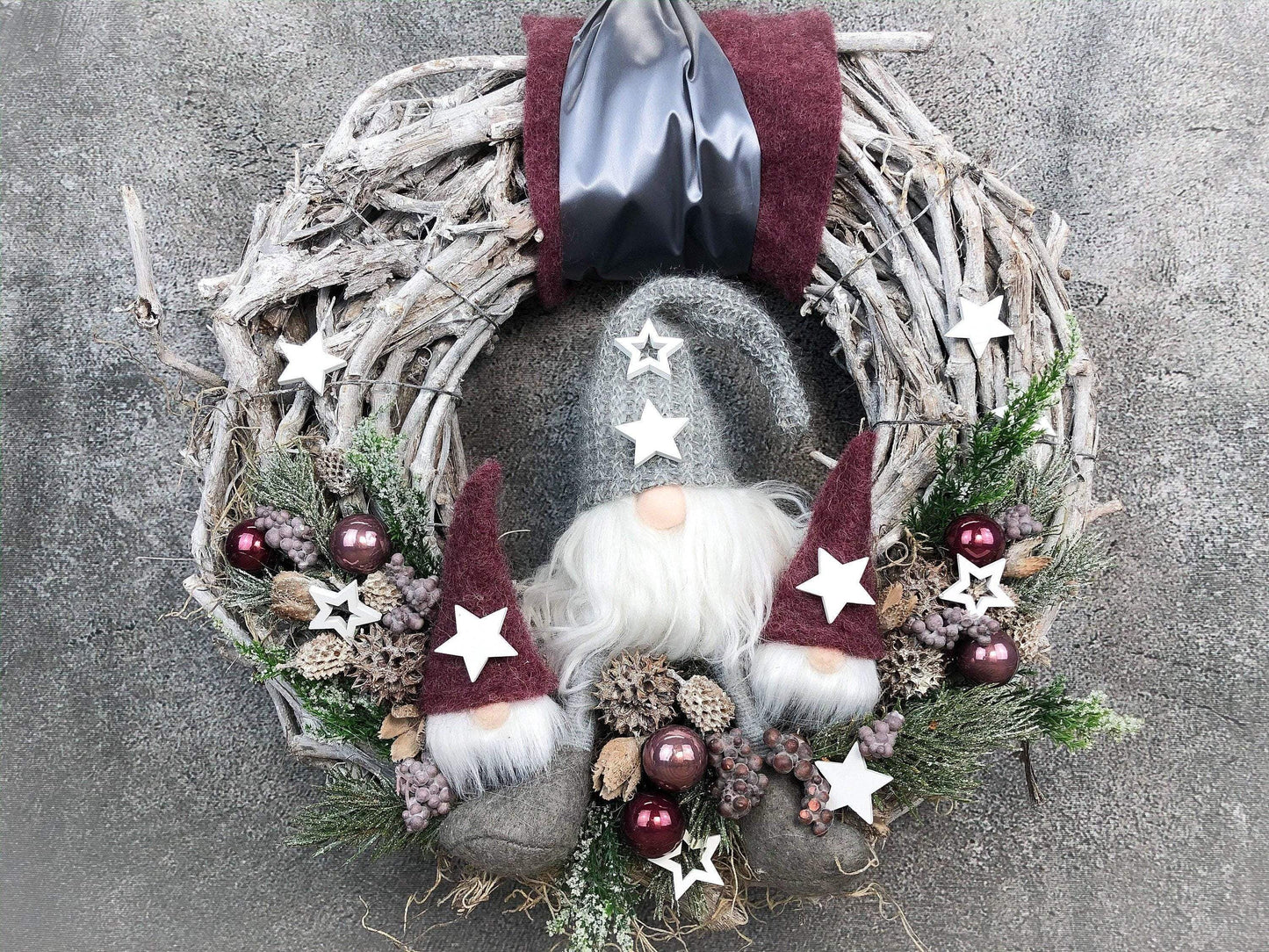 Advent Türkranz Türdeko Türschmuck Weihnachten Weidenkranz Wichtel 40cm – handgemacht aus Seiden- und Kunstblumen, langlebig & pflegeleicht von SarahsFlowerStudio