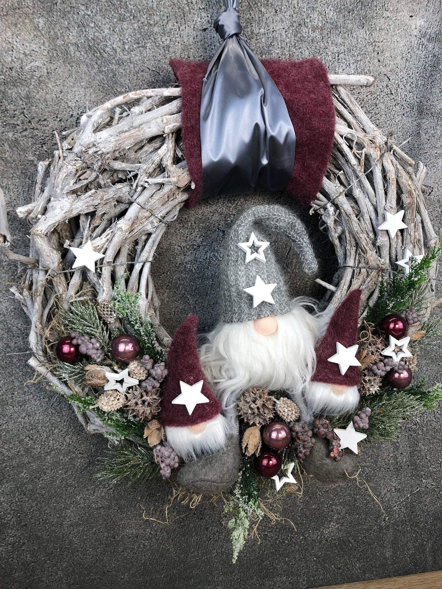 Advent Türkranz Türdeko Türschmuck Weihnachten Weidenkranz Wichtel 40cm – handgemacht aus Seiden- und Kunstblumen, langlebig & pflegeleicht von SarahsFlowerStudio
