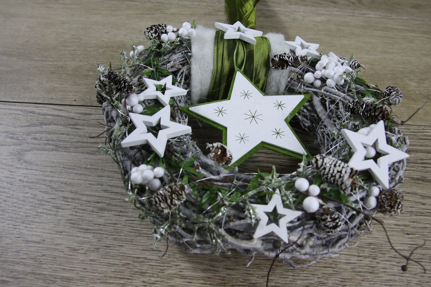 Advent Türkranz Türdeko Türschmuck Weihnachten Stern Weidenkranz Grün Weiß – handgemacht aus Seiden- und Kunstblumen, langlebig & pflegeleicht von SarahsFlowerStudio