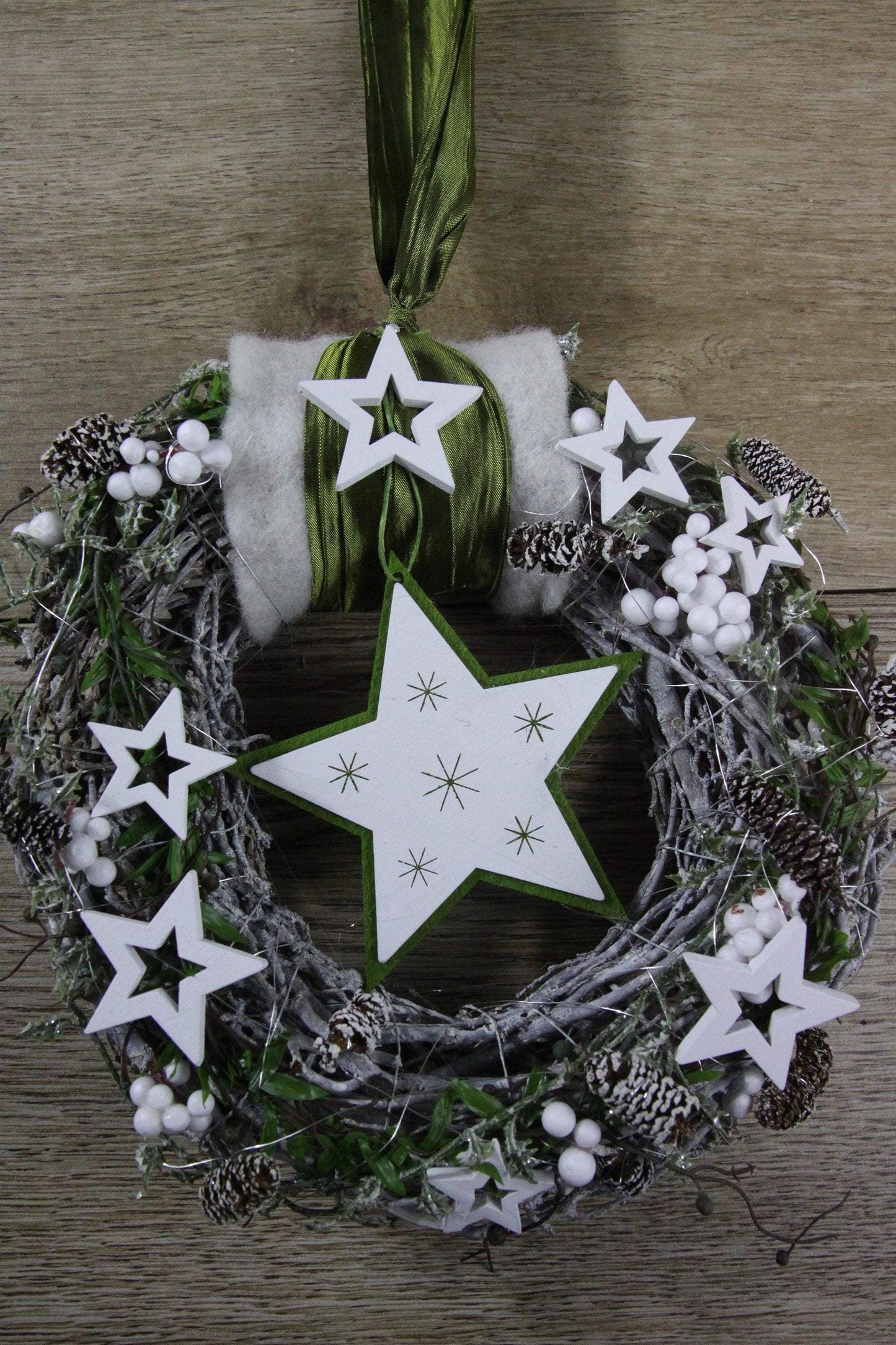 Advent Türkranz Türdeko Türschmuck Weihnachten Stern Weidenkranz Grün Weiß – handgemacht aus Seiden- und Kunstblumen, langlebig & pflegeleicht von SarahsFlowerStudio