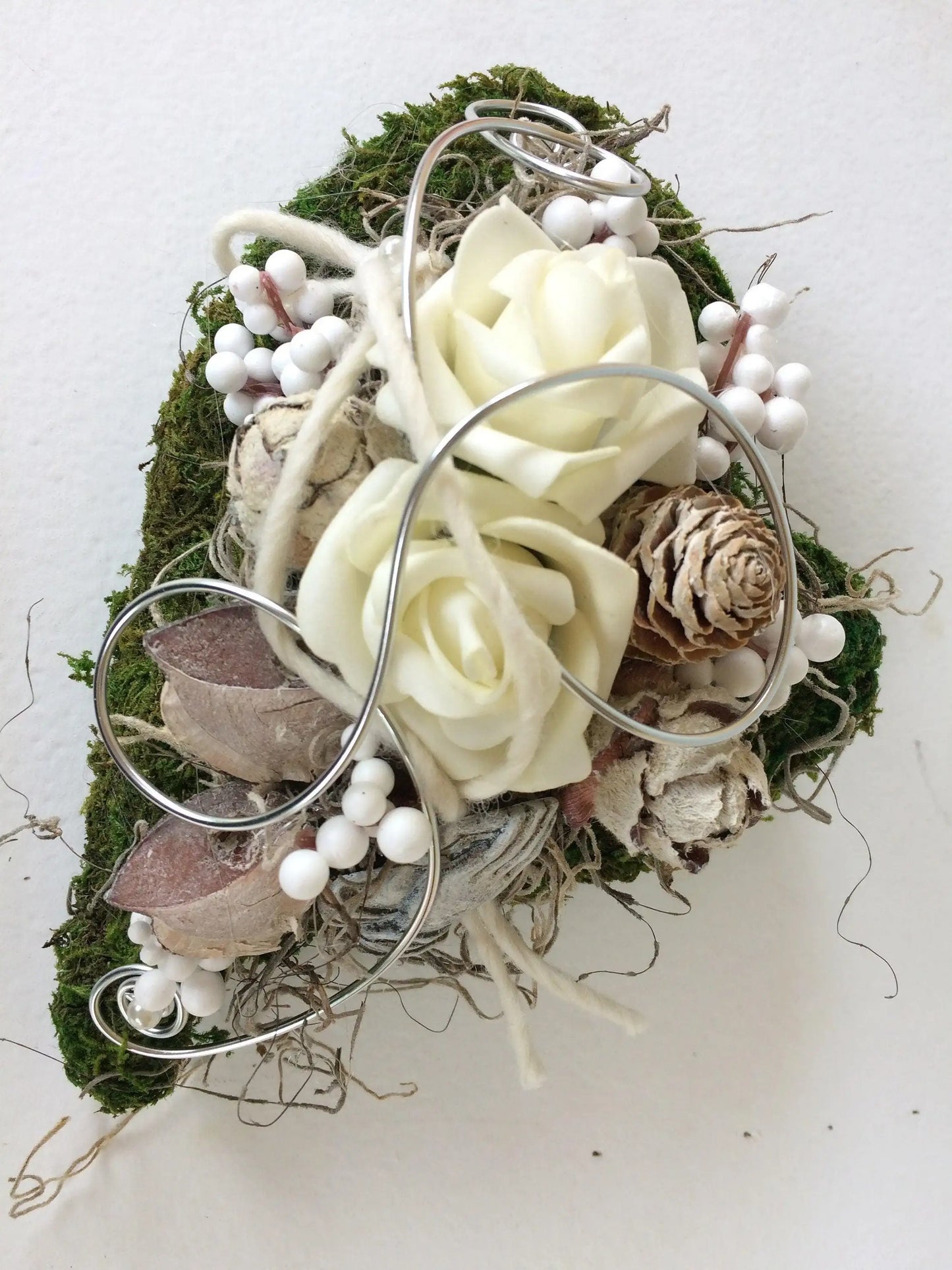Grabgesteck Grabschmuck Gesteck Grab Allerheiligen Winterlich Weihnachten Herz Moosherz Rose Grave Arrangument grave flowers longlasting – handgemacht aus Seiden- und Kunstblumen, langlebig & pflegeleicht von SarahsFlowerStudio