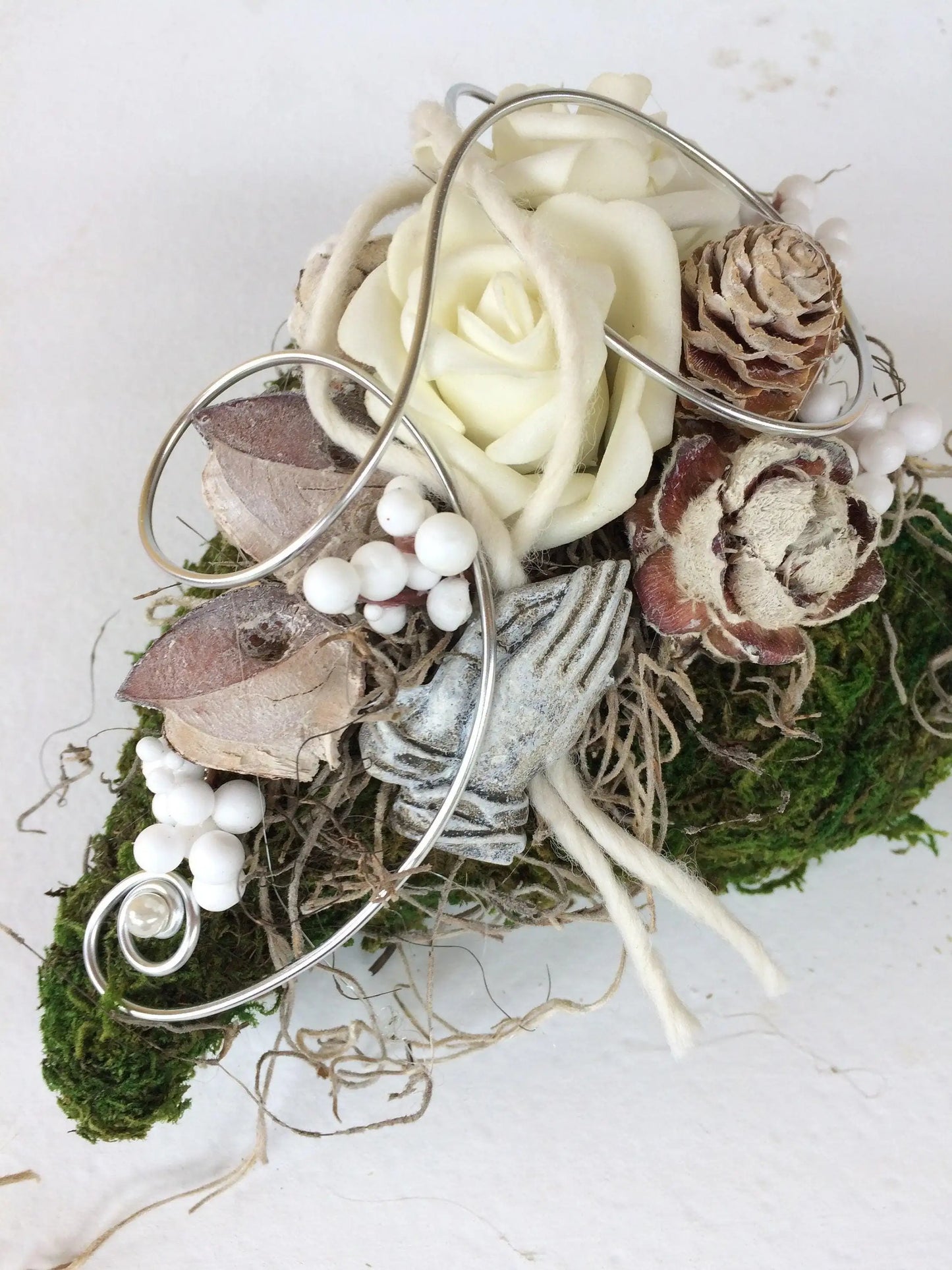 Grabgesteck Grabschmuck Gesteck Grab Allerheiligen Winterlich Weihnachten Herz Moosherz Rose Grave Arrangument grave flowers longlasting – handgemacht aus Seiden- und Kunstblumen, langlebig & pflegeleicht von SarahsFlowerStudio