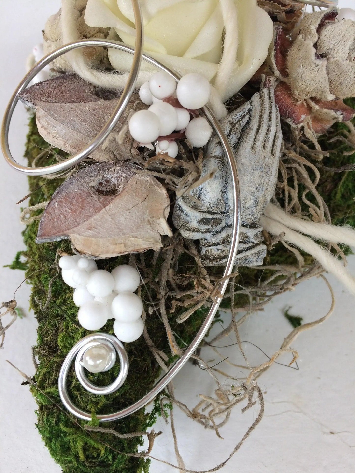 Grabgesteck Grabschmuck Gesteck Grab Allerheiligen Winterlich Weihnachten Herz Moosherz Rose Grave Arrangument grave flowers longlasting – handgemacht aus Seiden- und Kunstblumen, langlebig & pflegeleicht von SarahsFlowerStudio