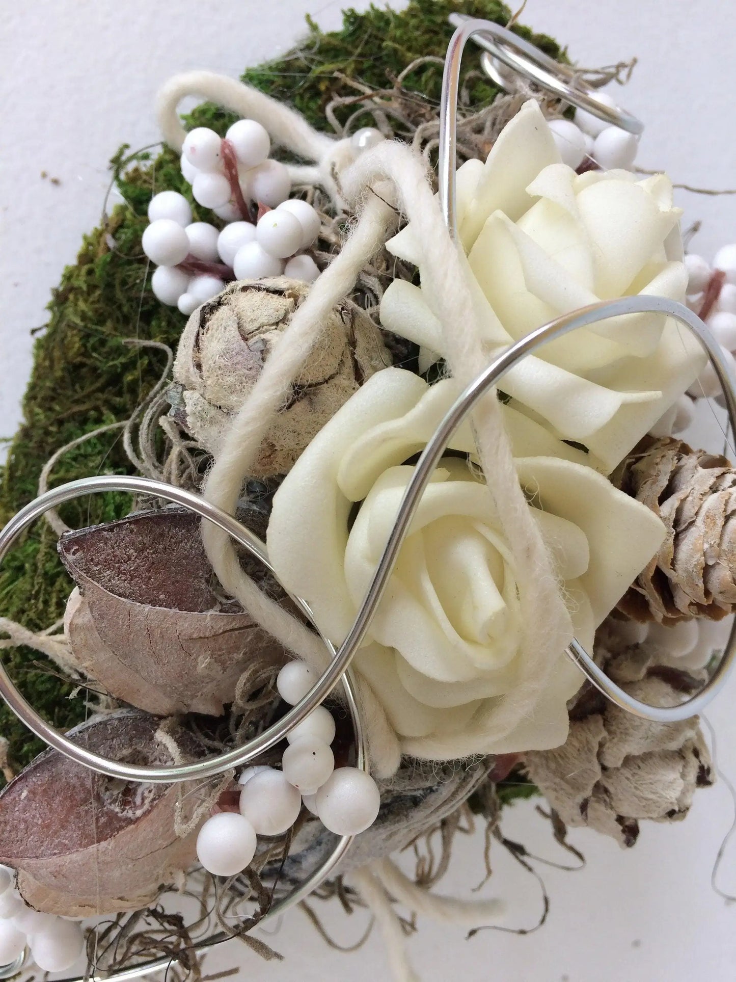 Grabgesteck Grabschmuck Gesteck Grab Allerheiligen Winterlich Weihnachten Herz Moosherz Rose Grave Arrangument grave flowers longlasting – handgemacht aus Seiden- und Kunstblumen, langlebig & pflegeleicht von SarahsFlowerStudio