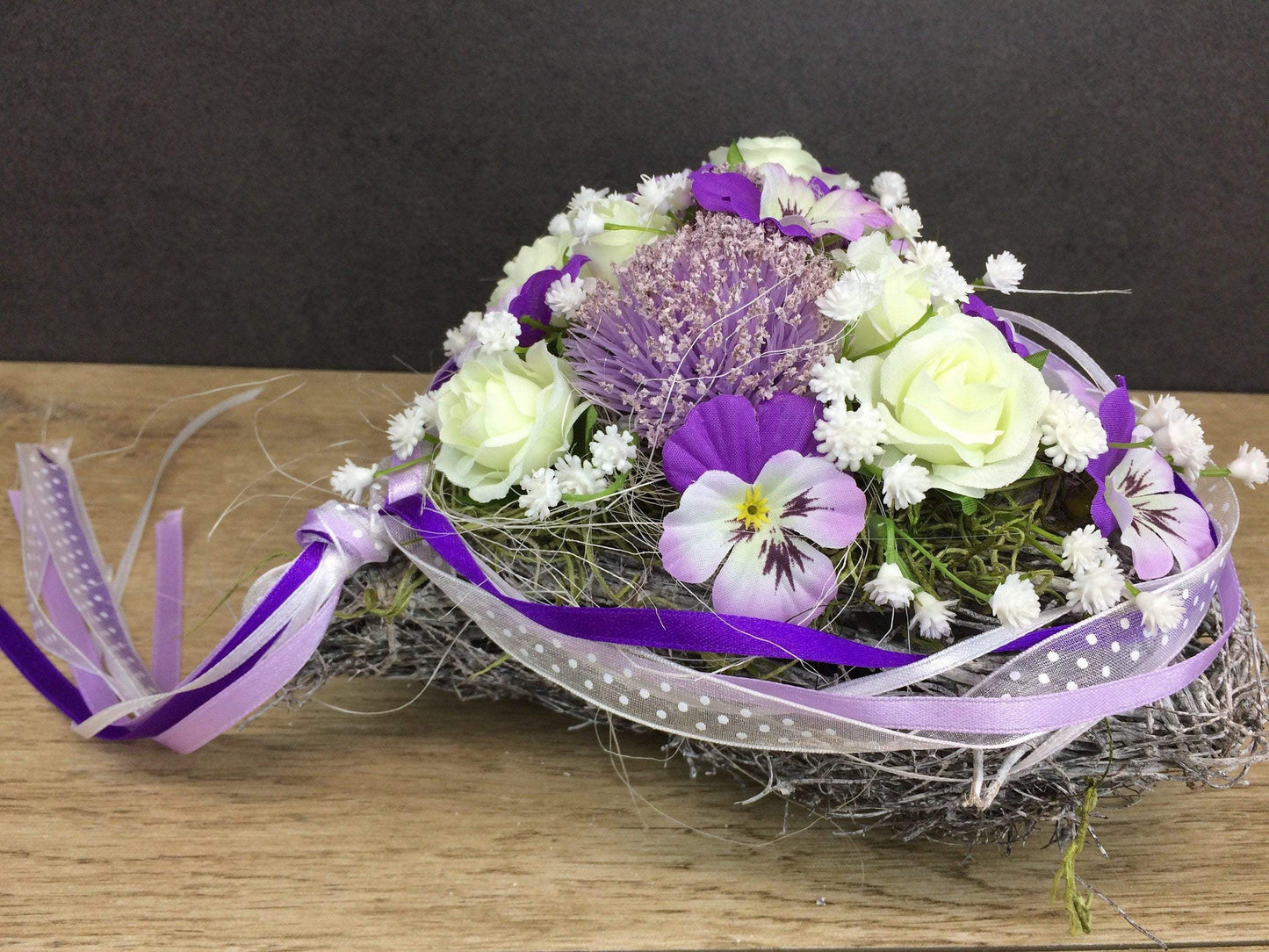 Grabgesteck Grabschmuck Rose Viburnum Herz Stiefmütterchen Hornveilchen Veilchen Lila Weiß Gesteck Grab Schleierkraut – handgemacht aus Seiden- und Kunstblumen, langlebig & pflegeleicht von SarahsFlowerStudio