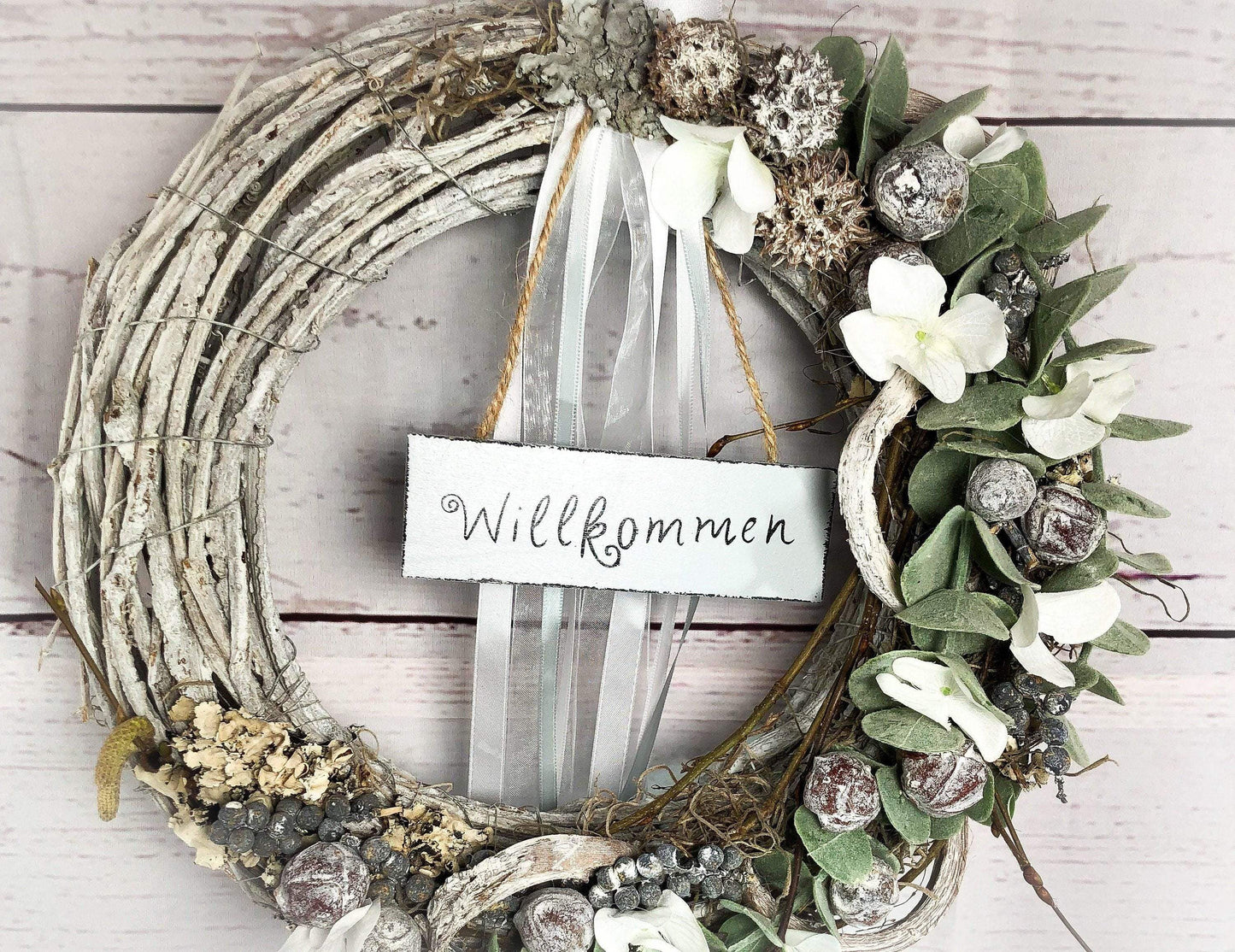 Türkranz Türdeko Türschmuck Ganzjährig Schriftzug Schild Willkommen Modern Tür Schmuck Eukalyptus – handgemacht aus Seiden- und Kunstblumen, langlebig & pflegeleicht von SarahsFlowerStudio
