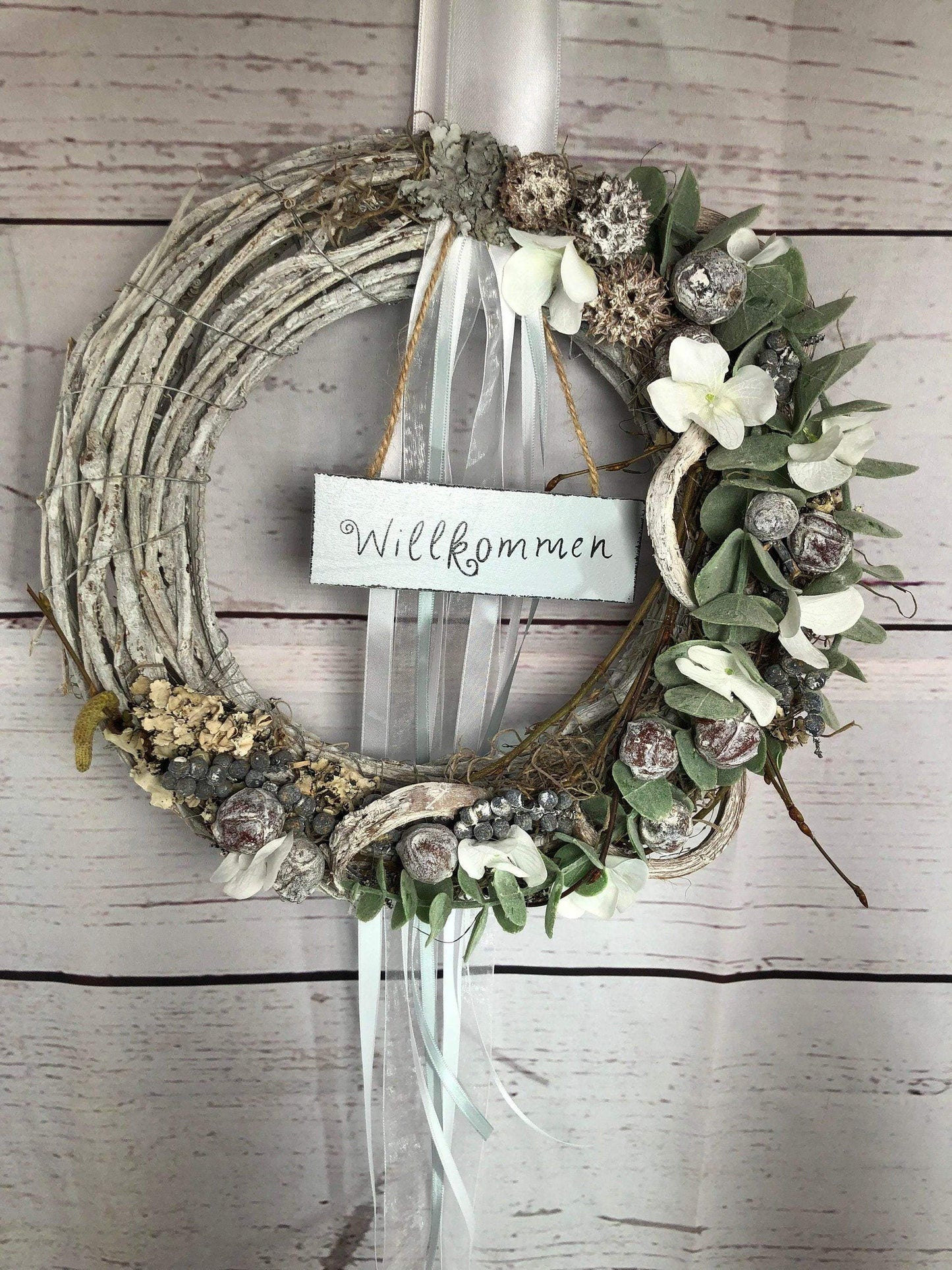 Türkranz Türdeko Türschmuck Ganzjährig Schriftzug Schild Willkommen Modern Tür Schmuck Eukalyptus – handgemacht aus Seiden- und Kunstblumen, langlebig & pflegeleicht von SarahsFlowerStudio