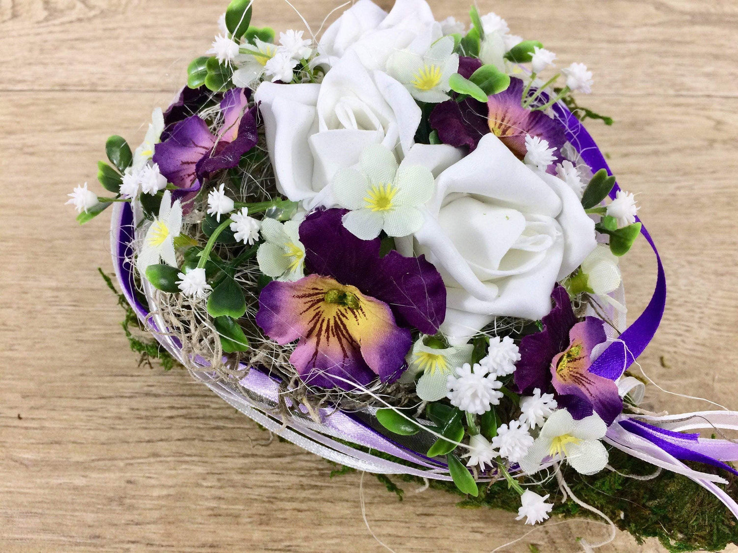 Grabgesteck Herz 20cm Grabschmuck Rose Stiefmütterchen Schleierkraut Tillansie Band Grabdekoration Grabschmuck Allerheiligen – handgemacht aus Seiden- und Kunstblumen, langlebig & pflegeleicht von SarahsFlowerStudio