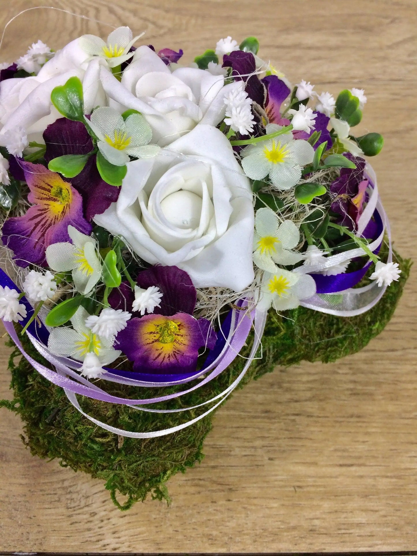 Grabgesteck Herz 20cm Grabschmuck Rose Stiefmütterchen Schleierkraut Tillansie Band Grabdekoration Grabschmuck Allerheiligen – handgemacht aus Seiden- und Kunstblumen, langlebig & pflegeleicht von SarahsFlowerStudio