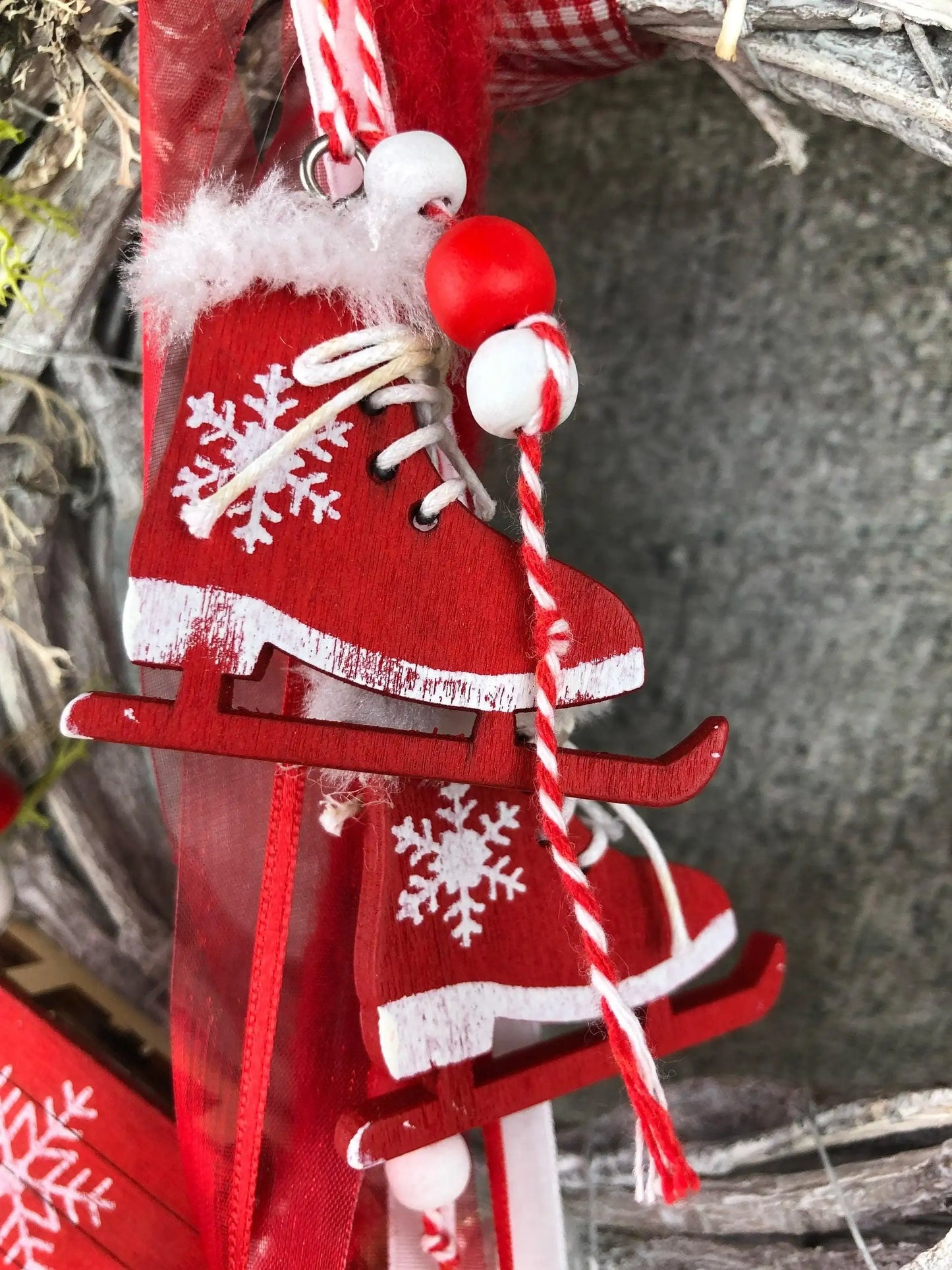 Advent Türkranz Schlitten Schlittschuhe Stern Türdekoration Türschmuck Weihnachten Weidenkranz Wichtel – handgemacht aus Seiden- und Kunstblumen, langlebig & pflegeleicht von SarahsFlowerStudio