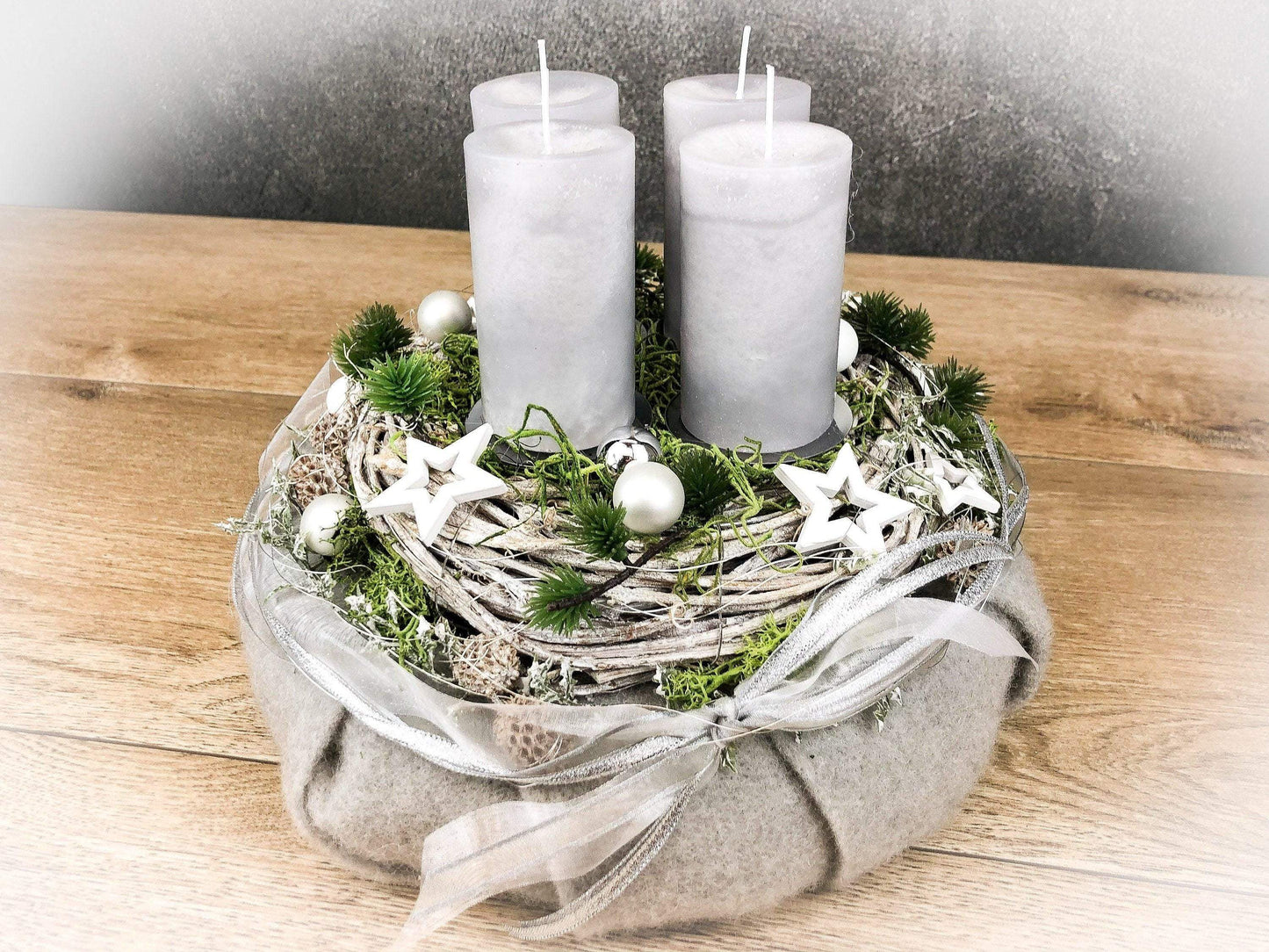 Adventskranz Adventskalender Filz Kugeln Sterne Moos Zedern mehrjährig rund – handgemacht aus Seiden- und Kunstblumen, langlebig & pflegeleicht von SarahsFlowerStudio