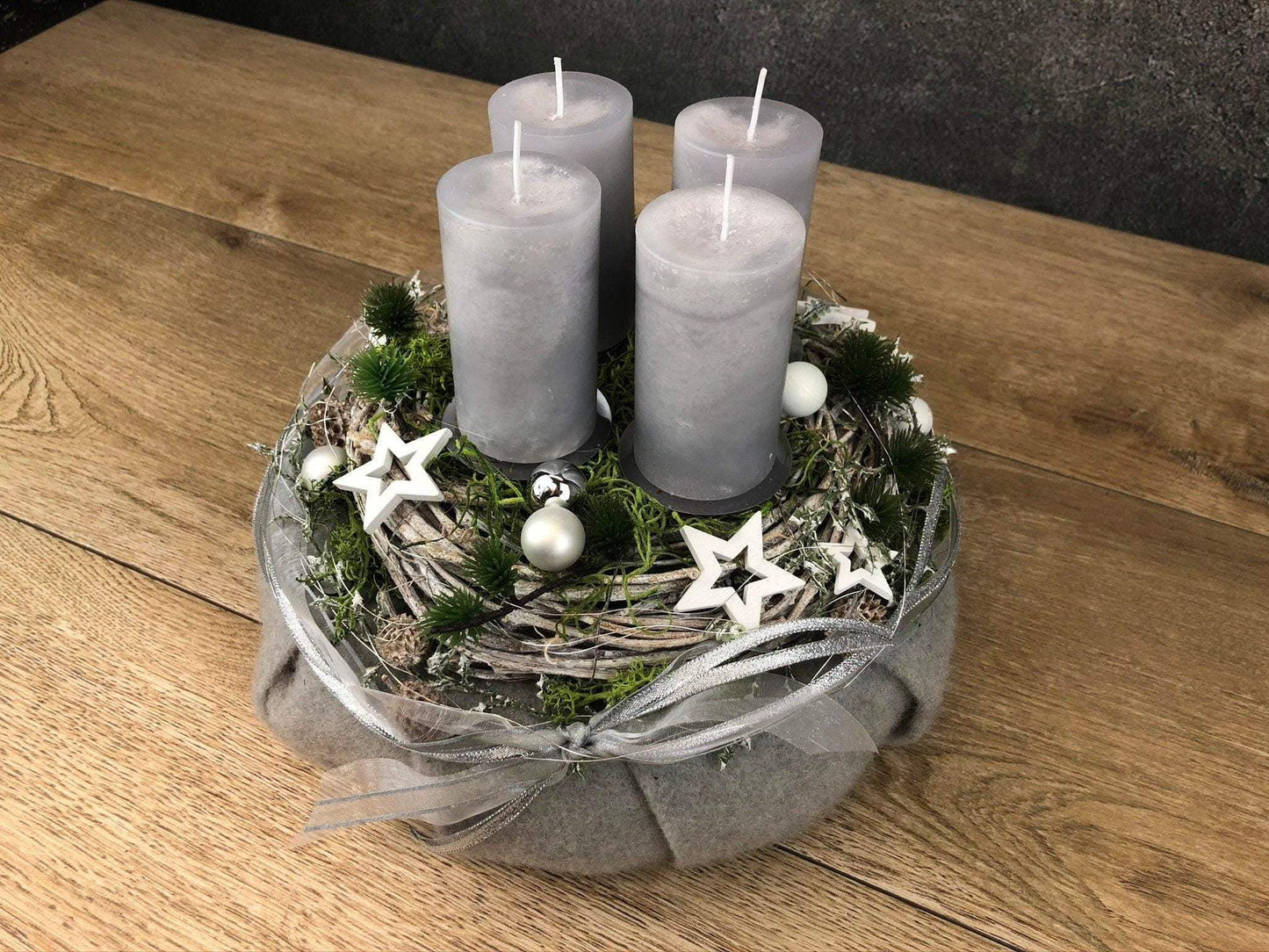 Adventskranz Adventskalender Filz Kugeln Sterne Moos Zedern mehrjährig rund – handgemacht aus Seiden- und Kunstblumen, langlebig & pflegeleicht von SarahsFlowerStudio