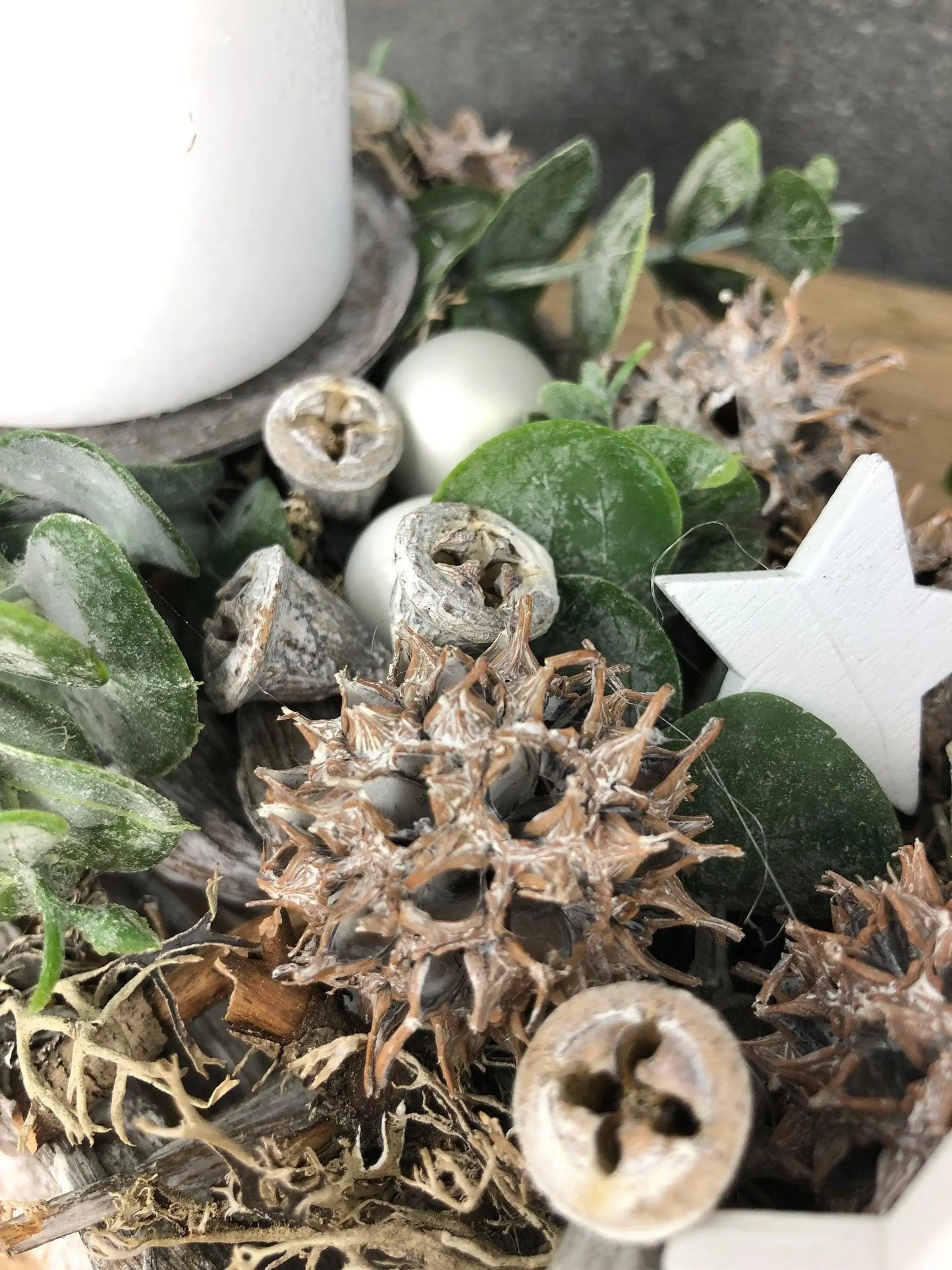 Adventsgesteck Gesteck Eukalyptus Künstlich Modern Länglich Zapfen Weiß – handgemacht aus Seiden- und Kunstblumen, langlebig & pflegeleicht von SarahsFlowerStudio