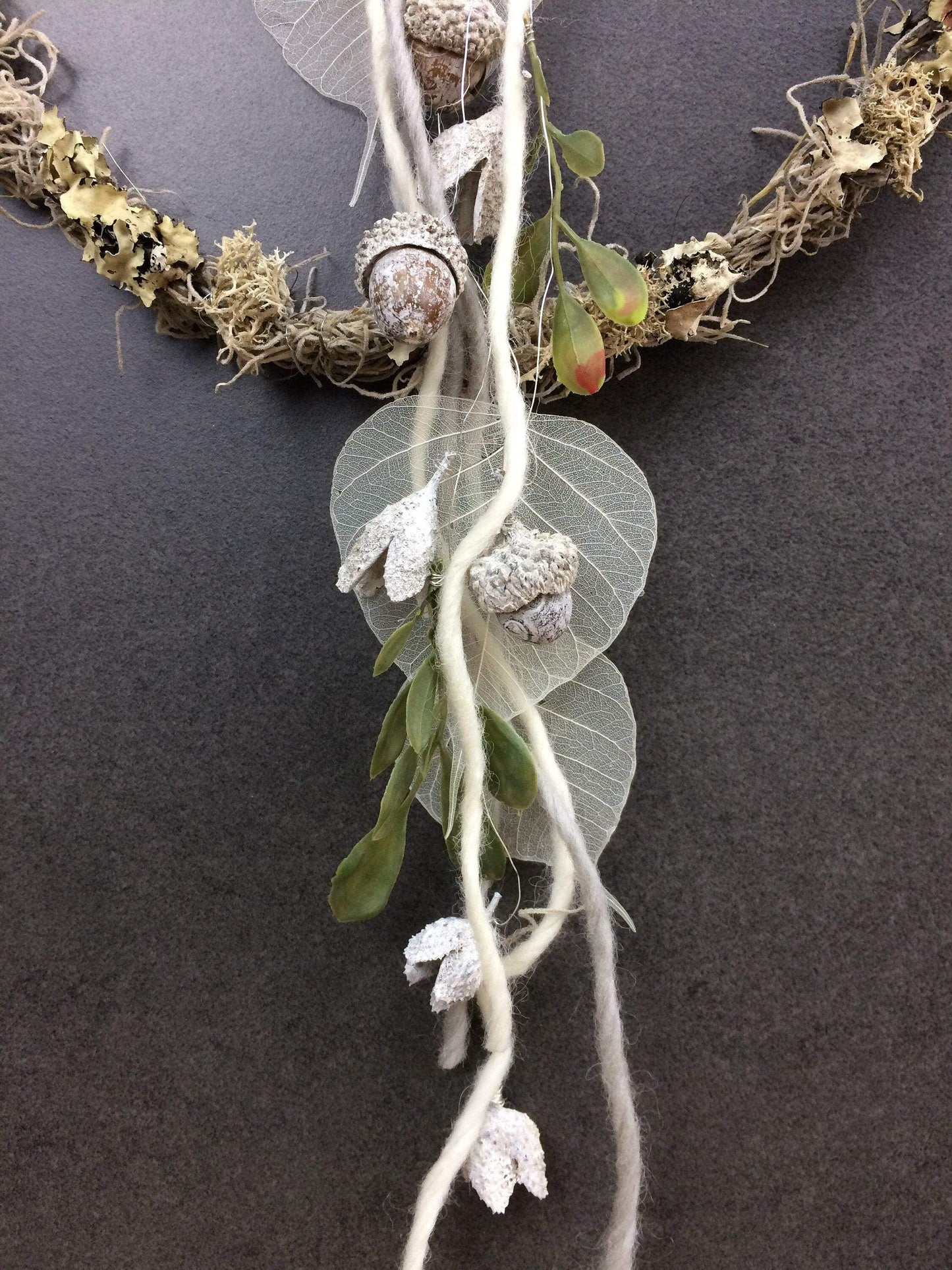 Türkranz Herbst Herbstlich Türschmuck Modern Herz Welcome Wunschgröße ganzjährig Boho Eicheln Filz Natur Moos Skelettblätter Buchecker – handgemacht aus Seiden- und Kunstblumen, langlebig & pflegeleicht von SarahsFlowerStudio