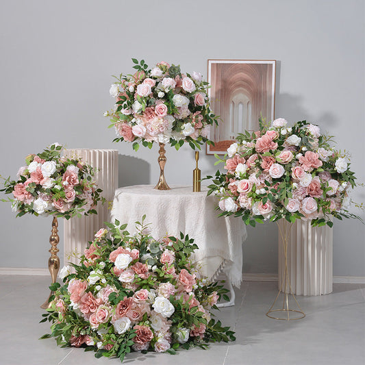 Elegante Hochzeitsdekoration mit wiederverwendbaren Seidenblumen-Gestecken in Rosa, Weiß und Grün – arrangiert auf Ständern und als Bodengesteck für Traubogen, Hochzeitsgang oder Tischdekoration.