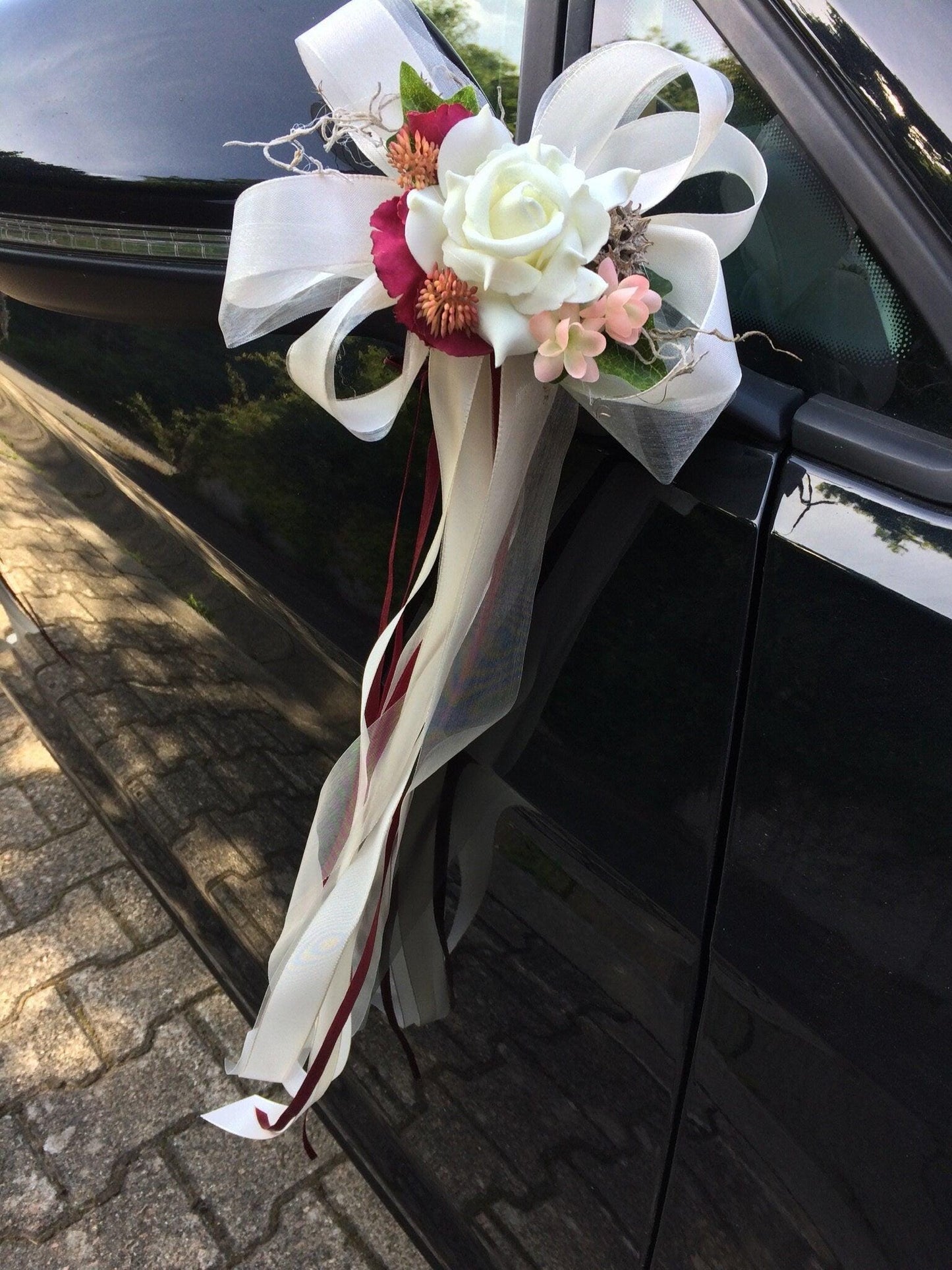 Luxuriöse Autoschleifen für Hochzeiten – Individuell handgefertigte Unikate mit Rosen-Dekoration