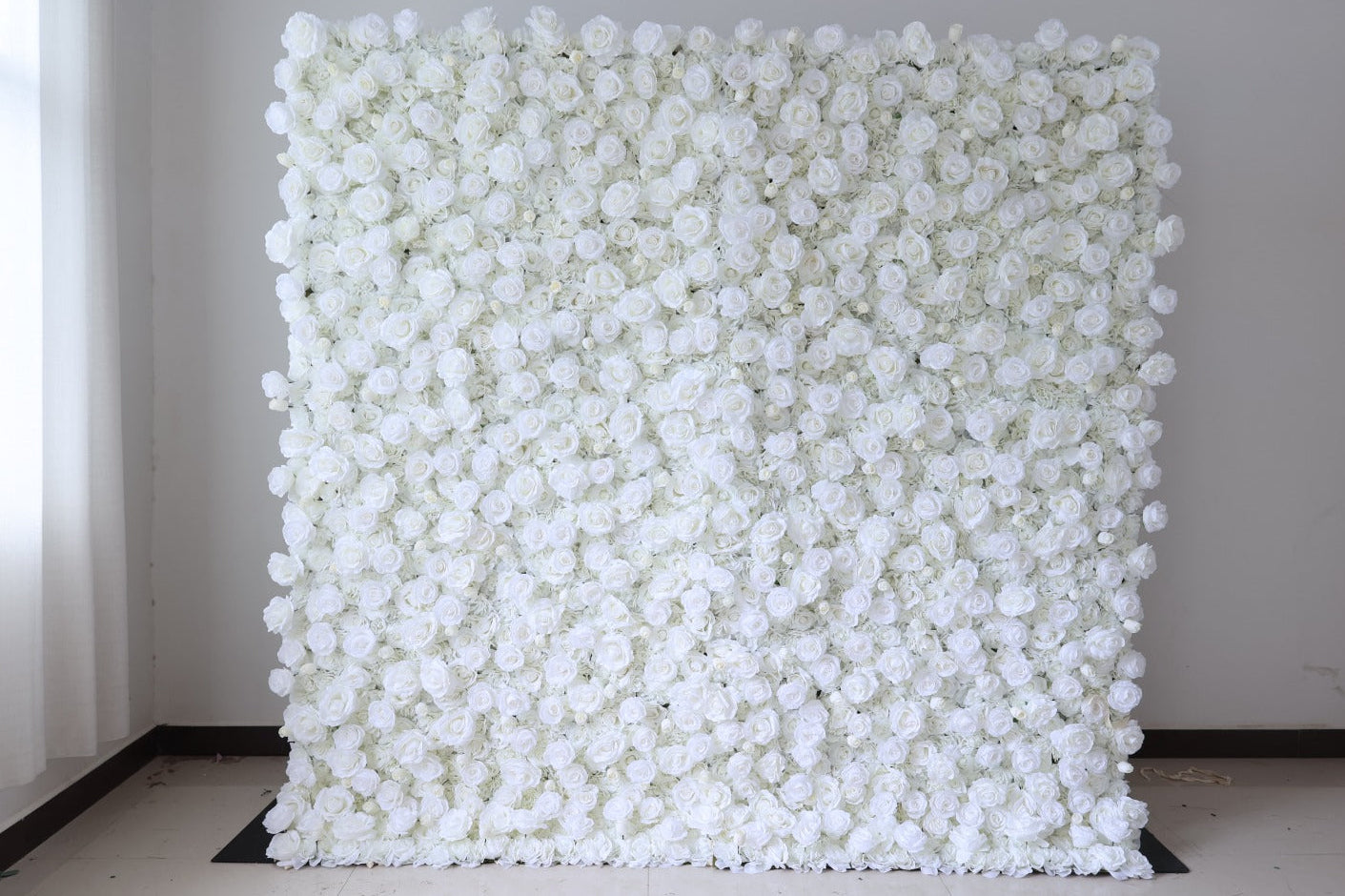 Luxuriöse Flower Wall aus cremefarbenen Premium-Seidenrosen – handgefertigte Blumenwand mit 3D-Tiefe für Hochzeit und Events