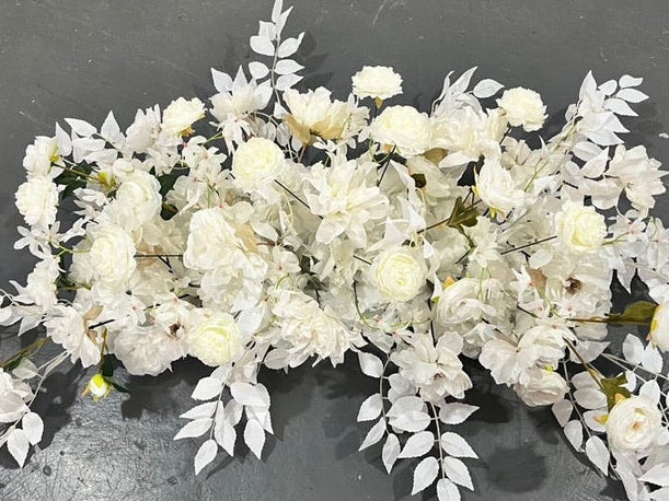 Weißes Seidenblumen Gesteck auf dunklem Hintergrund – Detailansicht der handgefertigten Blüten in Elfenbein