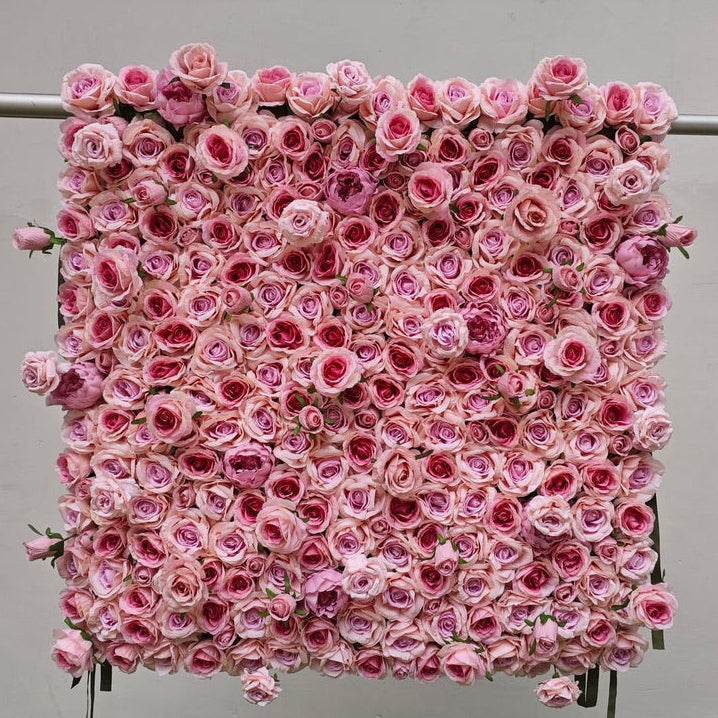 Luxuriöse Flower Wall aus rosa Premium-Seidenblumen – handgefertigte Blumenwand in Pink für Hochzeit und Events