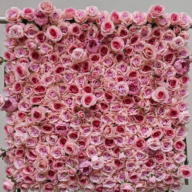 Detailansicht rosa Blumenwand – dichte Seidenblumen in Pink als fotogener Backdrop für Fotoshootings