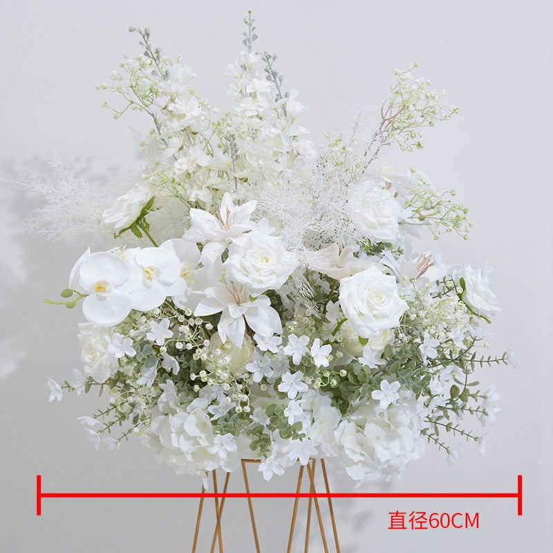 Weißes Seidenblumen Gesteck als Hochzeitsdeko – handgefertigtes Arrangement mit Rosen und Orchideen als Raumschmuck