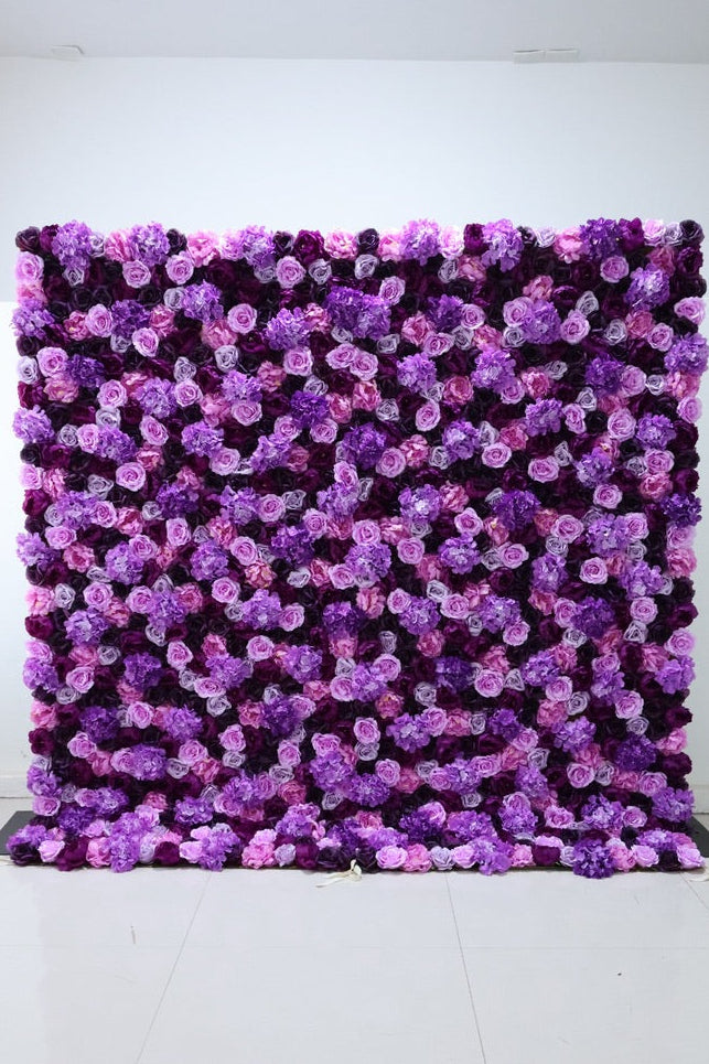 Luxuriöse Flower Wall aus lila Premium-Seidenblumen – handgefertigte Blumenwand in Violett für Hochzeit und Events