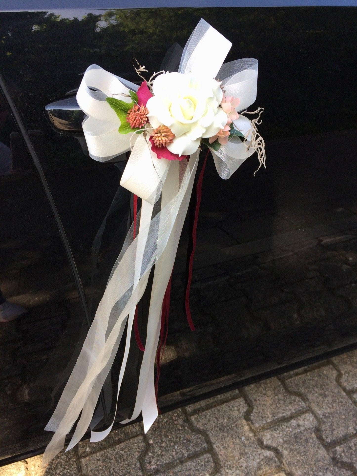 Luxuriöse Autoschleifen für Hochzeiten – Individuell handgefertigte Unikate mit Rosen-Dekoration