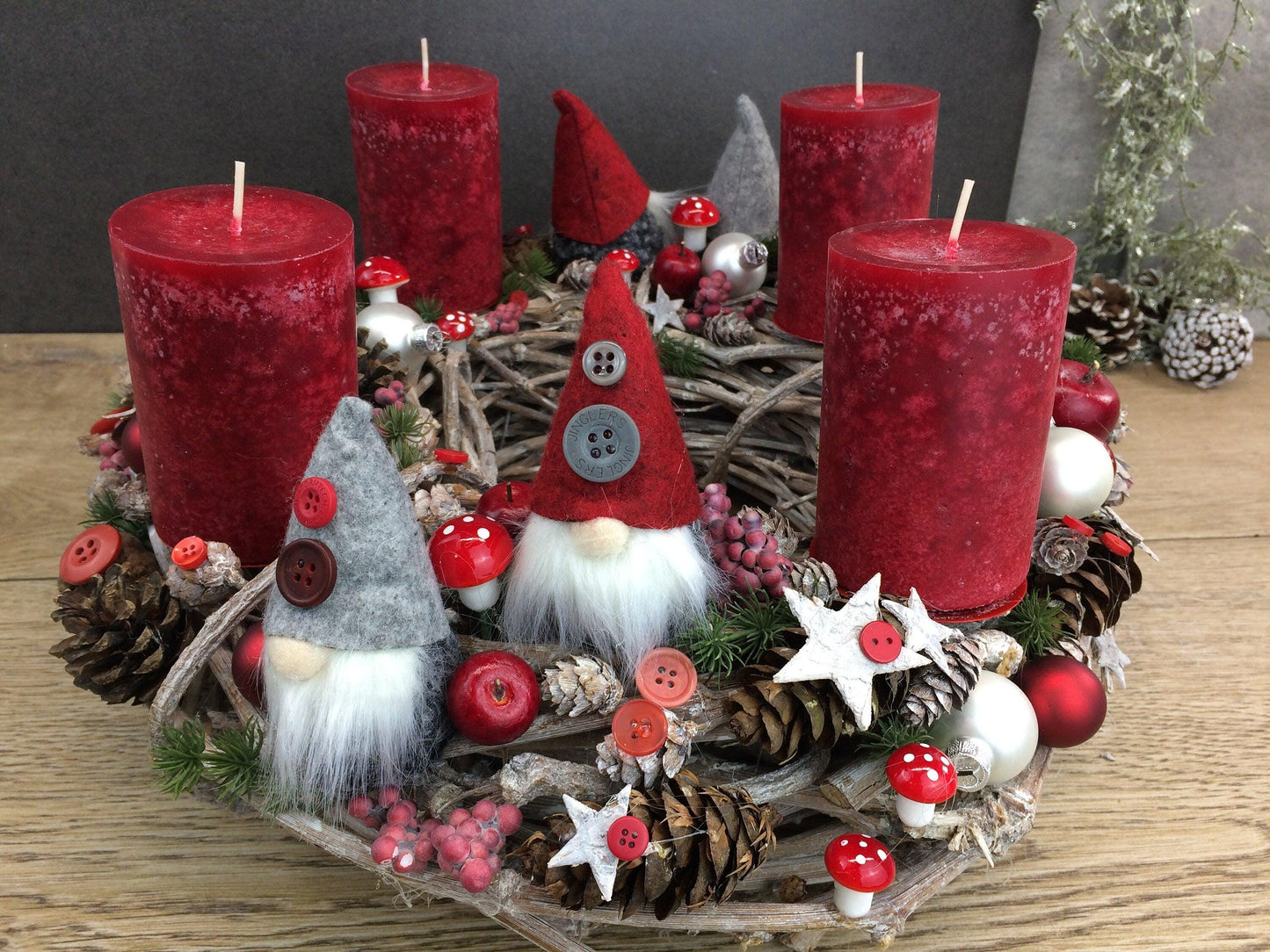 Skandinavischer Adventskranz mit Wichteln - Handgefertigte Weihnachtsdeko