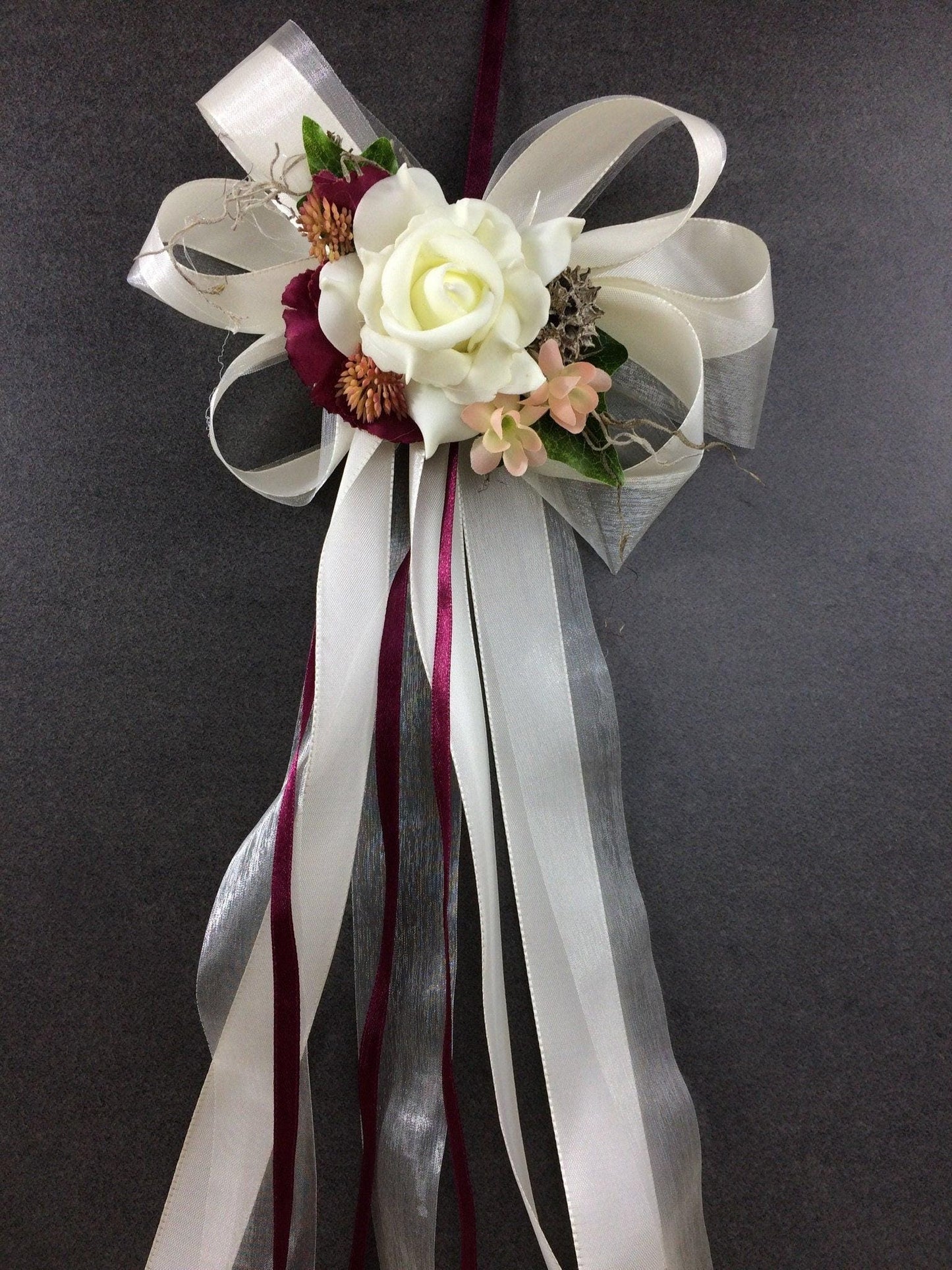 Luxuriöse Autoschleifen für Hochzeiten – Individuell handgefertigte Unikate mit Rosen-Dekoration
