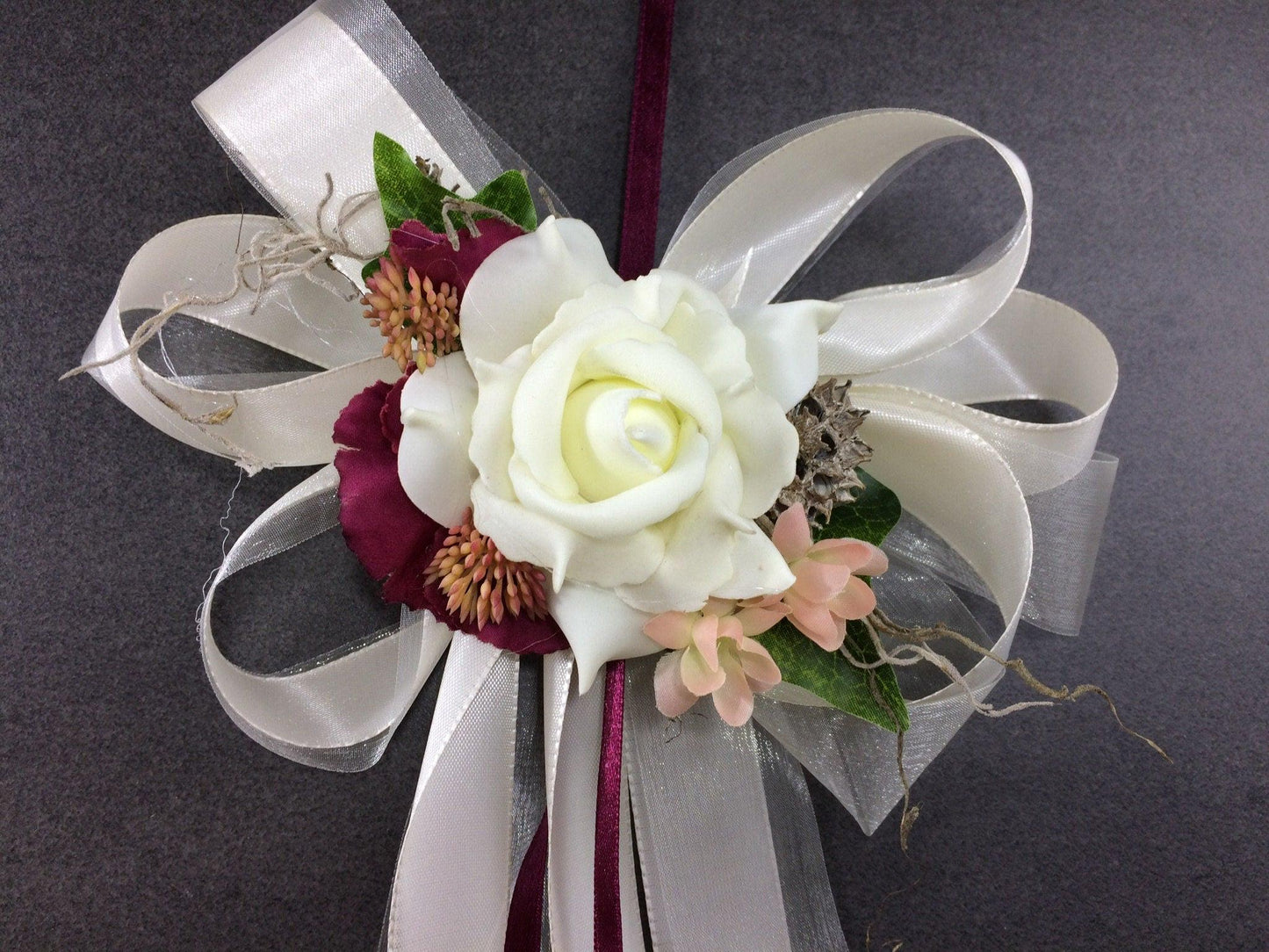 Luxuriöse Autoschleifen für Hochzeiten – Individuell handgefertigte Unikate mit Rosen-Dekoration