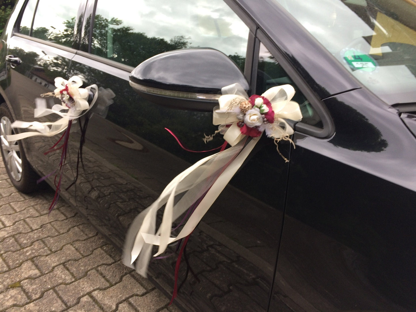 Exquisite, Individuell Gefertigte Autoschleifen für Ihre Hochzeitsdekoration
