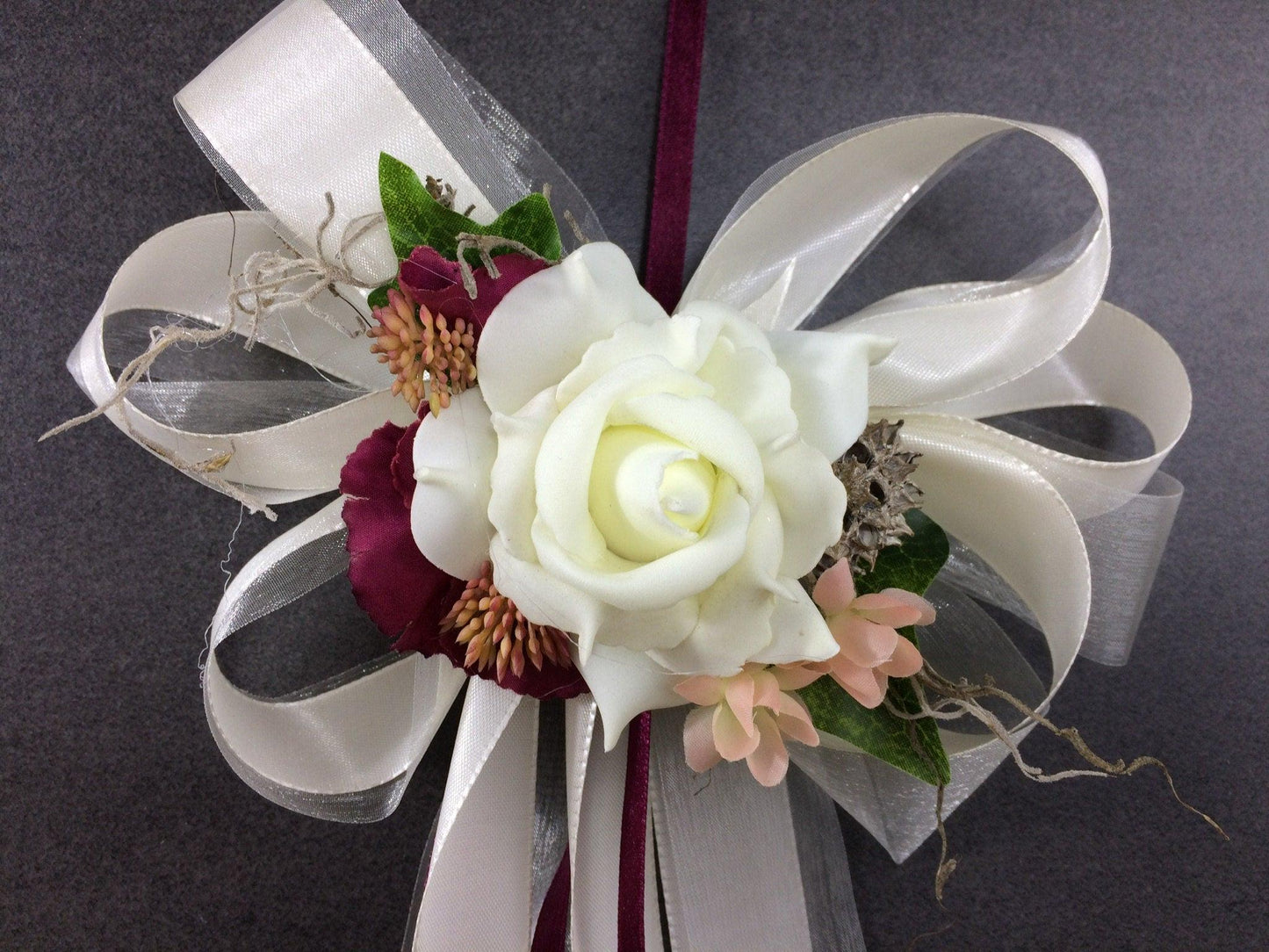 Luxuriöse Autoschleifen für Hochzeiten – Individuell handgefertigte Unikate mit Rosen-Dekoration