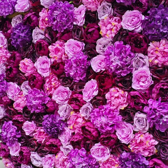 Flower Wall Panel in Lila – realistisch wirkende Kunstblumen-Wand für Fotoshootings und Veranstaltungsdekoration