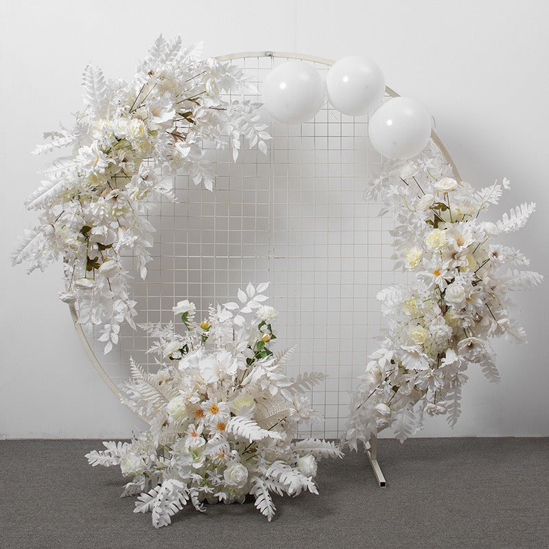 Seidenblumen Gesteck in Weiß Seitenansicht – edles Kunstblumen-Arrangement mit Ranunkeln und Klematis