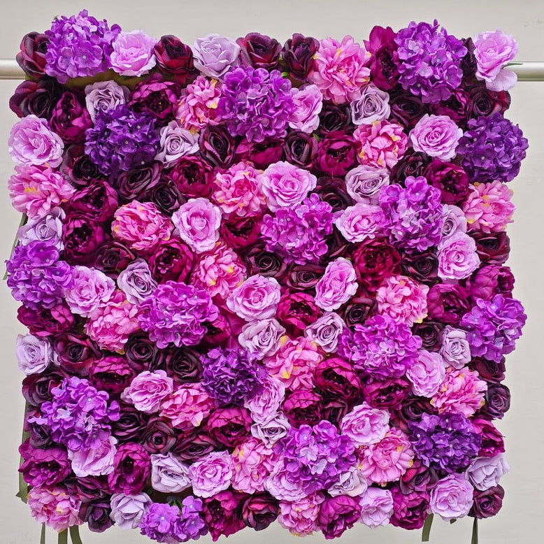 Detailansicht lila Blumenwand – dichte Seidenblumen in Violett und Pink als fotogener Backdrop