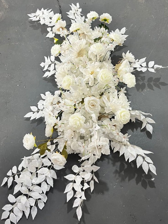 Seidenblumen Gesteck Weiß Draufsicht – luxuriöses Kunstblumen-Arrangement für Tischdekoration und Events