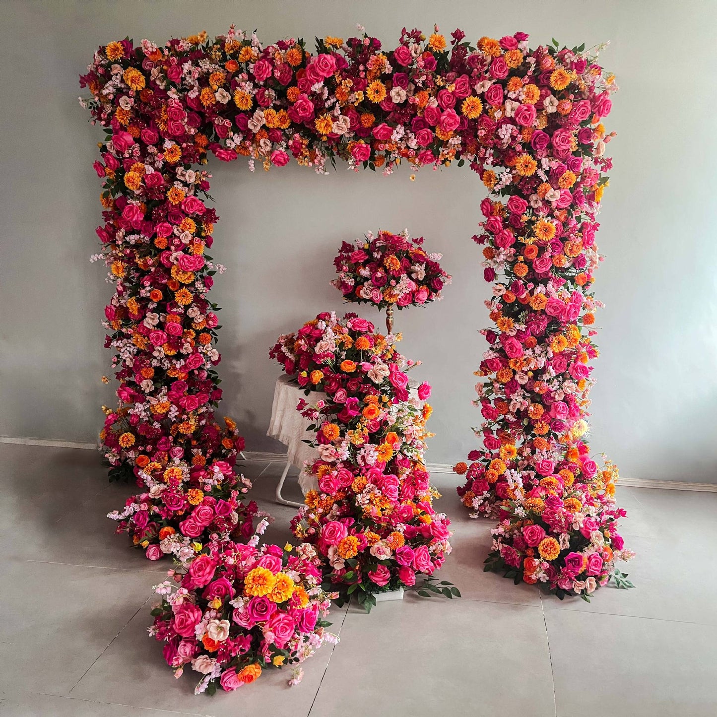 Premium Seidenblumen Arrangement Fuchsia & Orange – Dahlien, Rosen, Ranunkeln & Hortensien | Bogen- & Tischdekoration – Tischdekoration – SarahsFlowerStudio