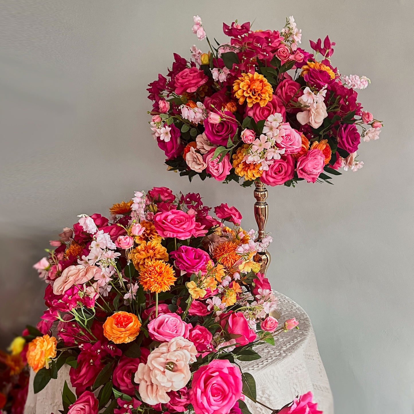 Premium Seidenblumen Arrangement Fuchsia & Orange – Dahlien, Rosen, Ranunkeln & Hortensien | Bogen- & Tischdekoration – Tischdekoration – SarahsFlowerStudio