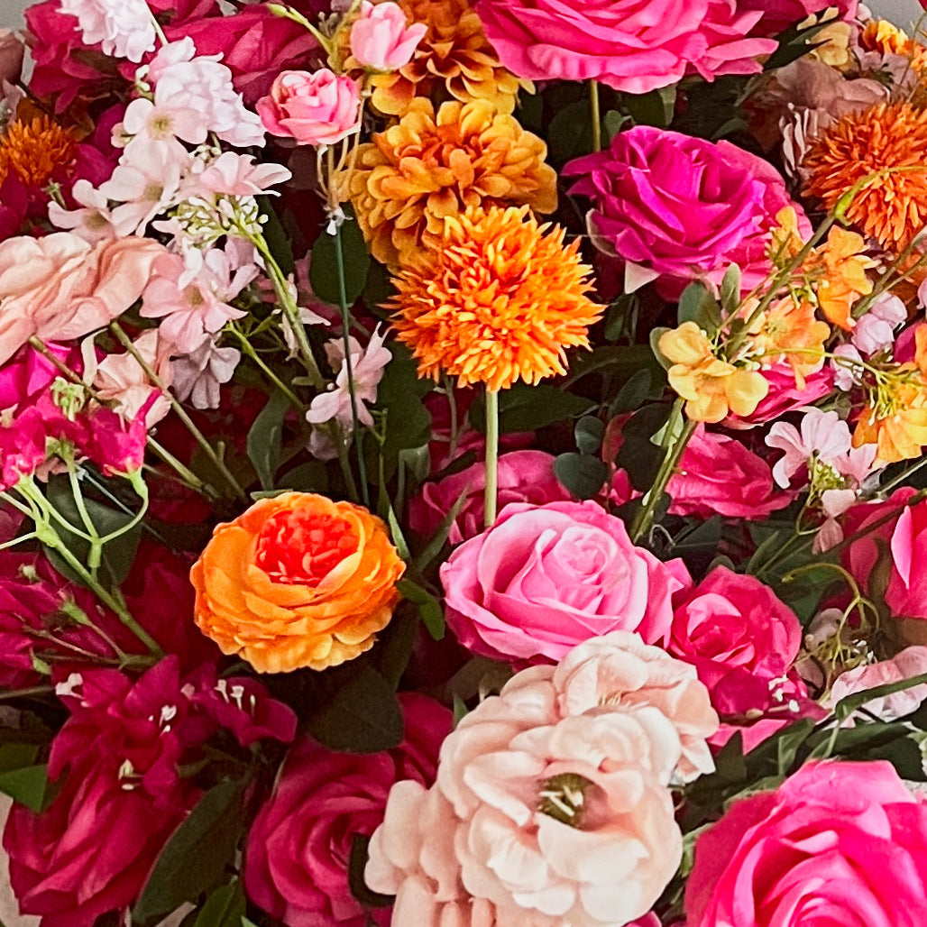 Premium Seidenblumen Arrangement Fuchsia & Orange – Dahlien, Rosen, Ranunkeln & Hortensien | Bogen- & Tischdekoration – Tischdekoration – SarahsFlowerStudio