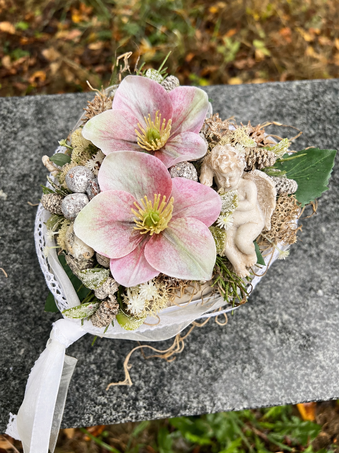 Grabherz aus Beton mit Christrosen & Engel – Weiß oder Rosa | 16 × 14 cm – Grabgesteck – SarahsFlowerStudio