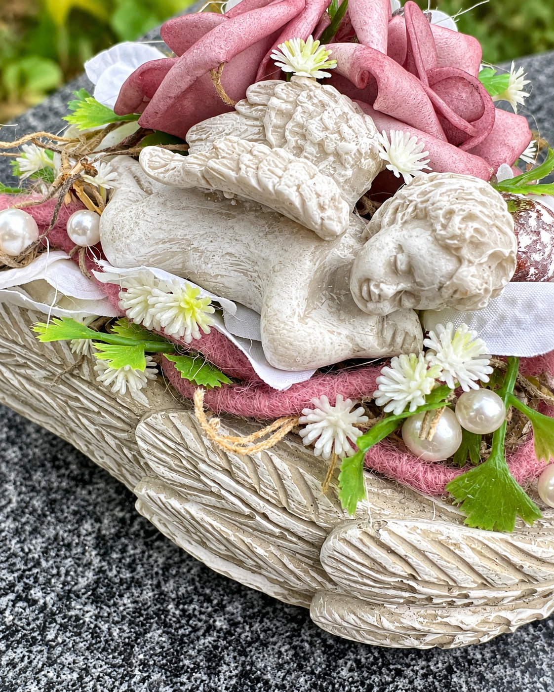 Grabherz Beton Flügel Seidenblumen Rose – langlebiger Grabschmuck – Grabgesteck – SarahsFlowerStudio
