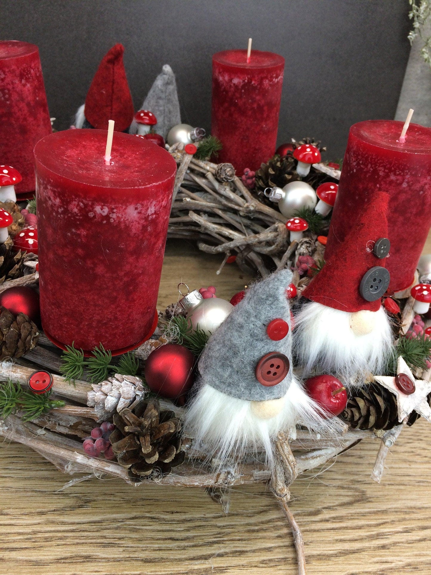 Skandinavischer Adventskranz mit Wichteln - Handgefertigte Weihnachtsdeko